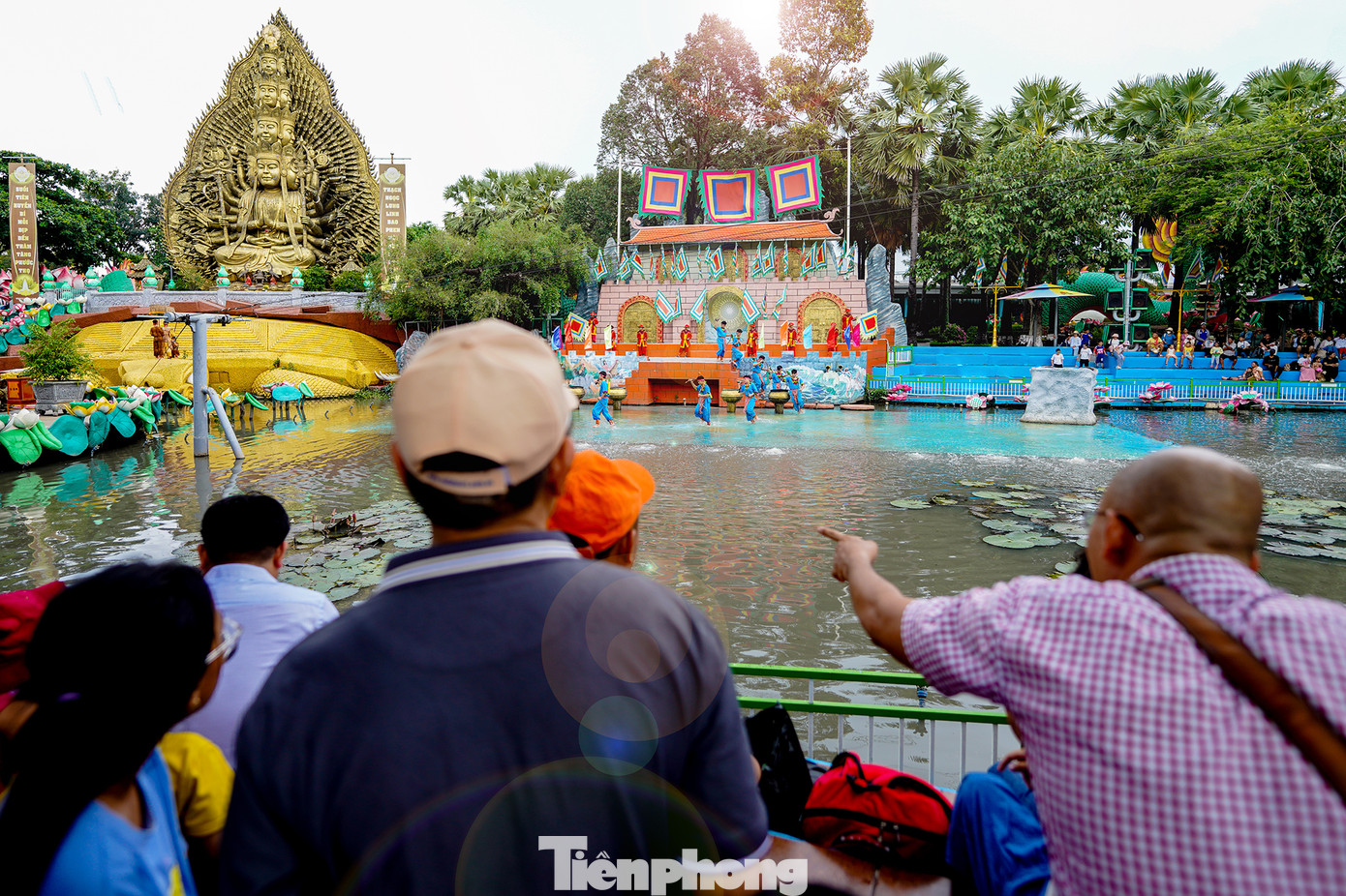 Sân khấu hoá truyền thuyết về Sơn Tinh - Thuỷ Tinh vẫn luôn là điểm nhấn cho du khách khi đến tham quan, vui chơi tại khu du lịch này. Chương trình sống động với những màn võ thuật, bay lượn, khói lửa... Sân khấu hoá truyền thuyết về Sơn Tinh - Thuỷ Tinh vẫn luôn là điểm nhấn cho du khách khi đến tham quan, vui chơi tại khu du lịch này. Chương trình sống động với những màn võ thuật, bay lượn, khói lửa...