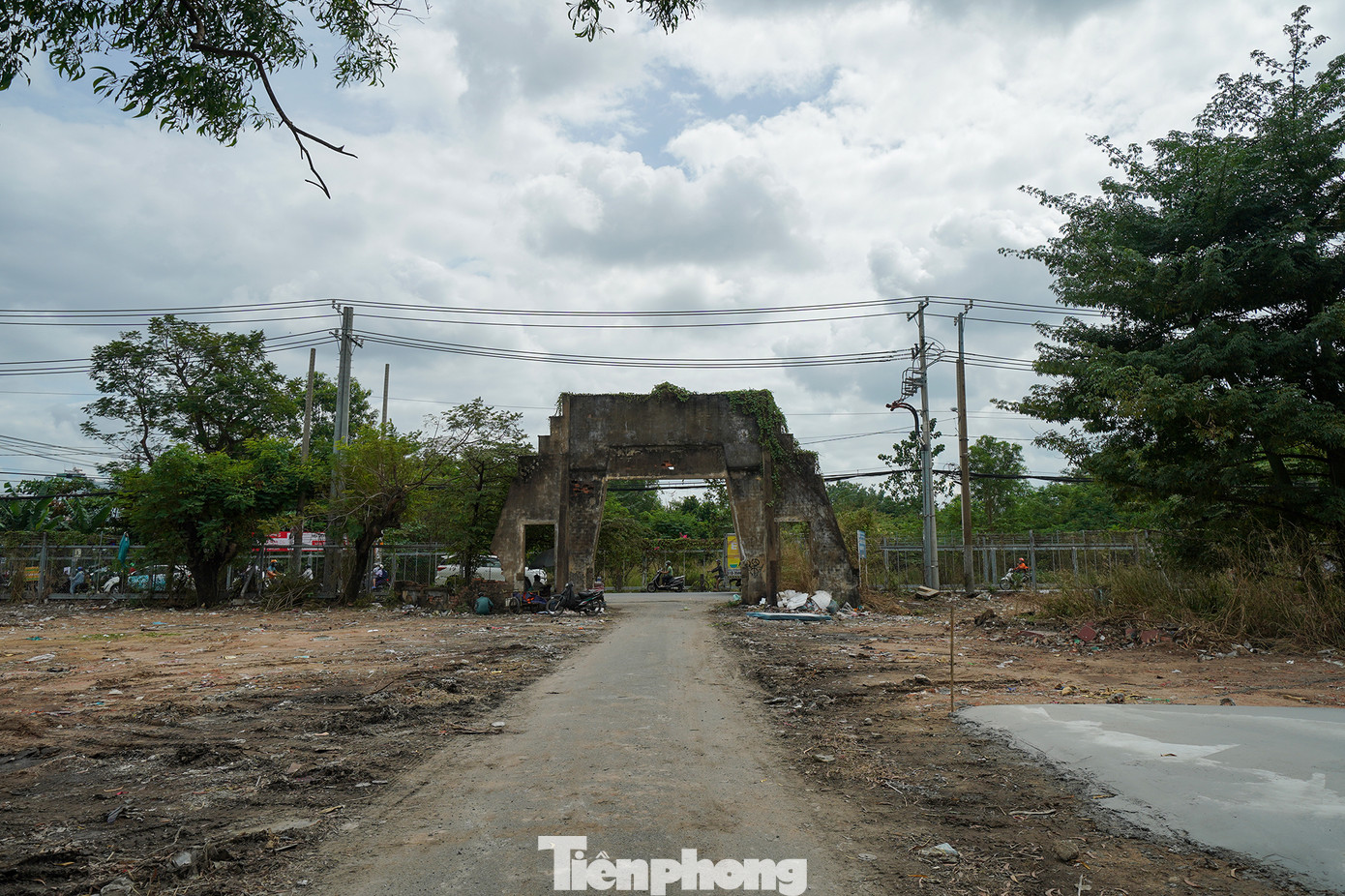 Giai đoạn 2 có 16.848 mộ bị ảnh hưởng, bắt đầu thực hiện từ năm 2018, thân nhân đã đăng ký kê khai 11.754 mộ và di dời 11.406 mộ, còn lại 5.442 mộ chưa thực hiện bốc mộ, di dời.