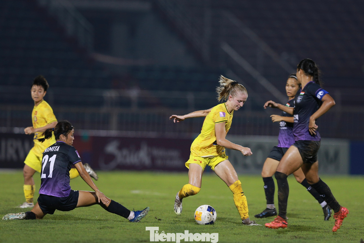 CLB TPHCM bước vào trận đấu thứ 2 tại vòng bảng AFC Women’s Champions League 2024/2025 gặp Odisha FC. Quyết tâm có được chiến thắng, đội chủ nhà tràn lên tấn công ngay sau tiếng còi khai cuộc.