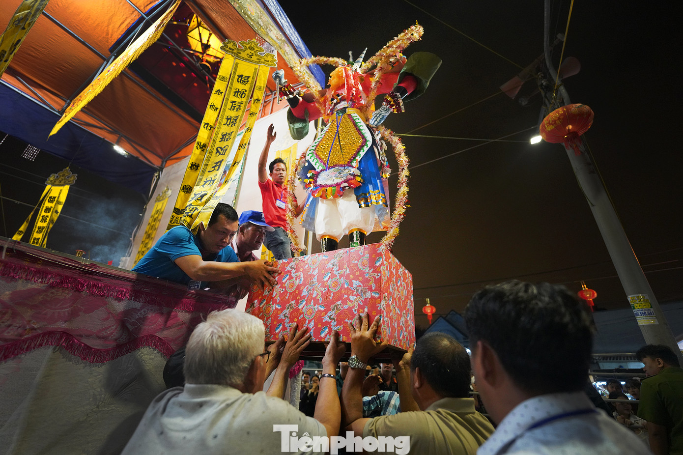 Xô giàn là nghi thức quan trọng nhất trong lễ hội Làm Chay, mang ý nghĩa tiễn đưa cô hồn. Sau nghi thức này, hình Ông Tiêu cùng vàng mã được đốt. Tượng Tiêu Diện Đại Sĩ (là hóa thân của Bồ Tát Quán Thế Âm, chuyên hàng phục quỷ yêu và cứu độ chúng sinh) được đoàn rước trang trọng thỉnh từ chùa Ông đến giàn ông Tiêu tại sân Đình Tân Xuân, đi kèm với đoàn lân, cờ, lọng… tạo nên khung cảnh linh thiêng và uy nghiêm.