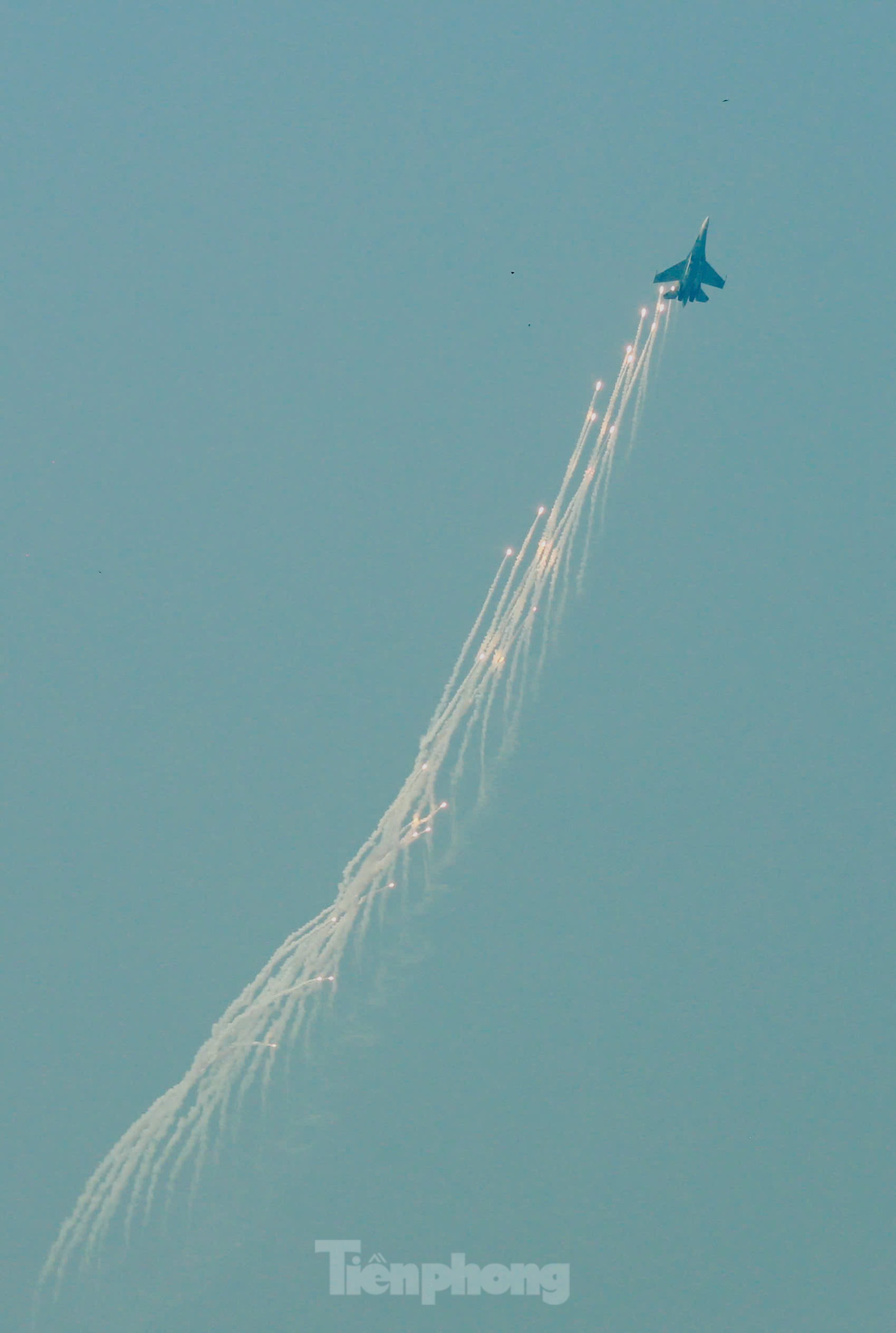 Màn trình diễn được thiết kế với sự tham gia của các chiến đấu cơ tiêm kích hiện đại, thực hiện những động tác bay nhào lộn, tạo thành các đội hình bay đặc sắc trên bầu trời thành phố. Màn trình diễn được thiết kế với sự tham gia của các chiến đấu cơ tiêm kích hiện đại, thực hiện những động tác bay nhào lộn, tạo thành các đội hình bay đặc sắc trên bầu trời thành phố.