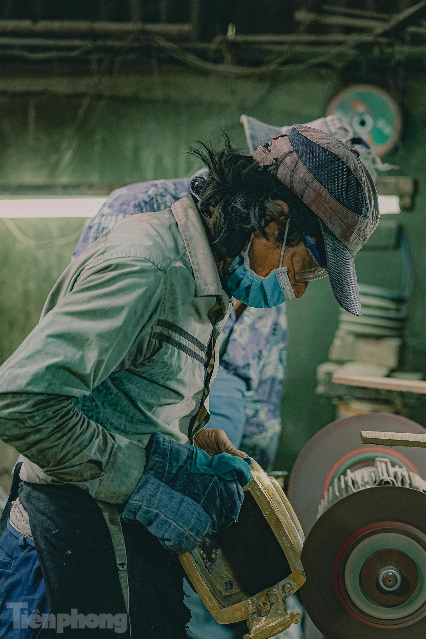 Kế tiếp, lư thô sẽ được mài định phom dáng, gọt các chi tiết dư thừa. Kế tiếp, lư thô sẽ được mài định phom dáng, gọt các chi tiết dư thừa.