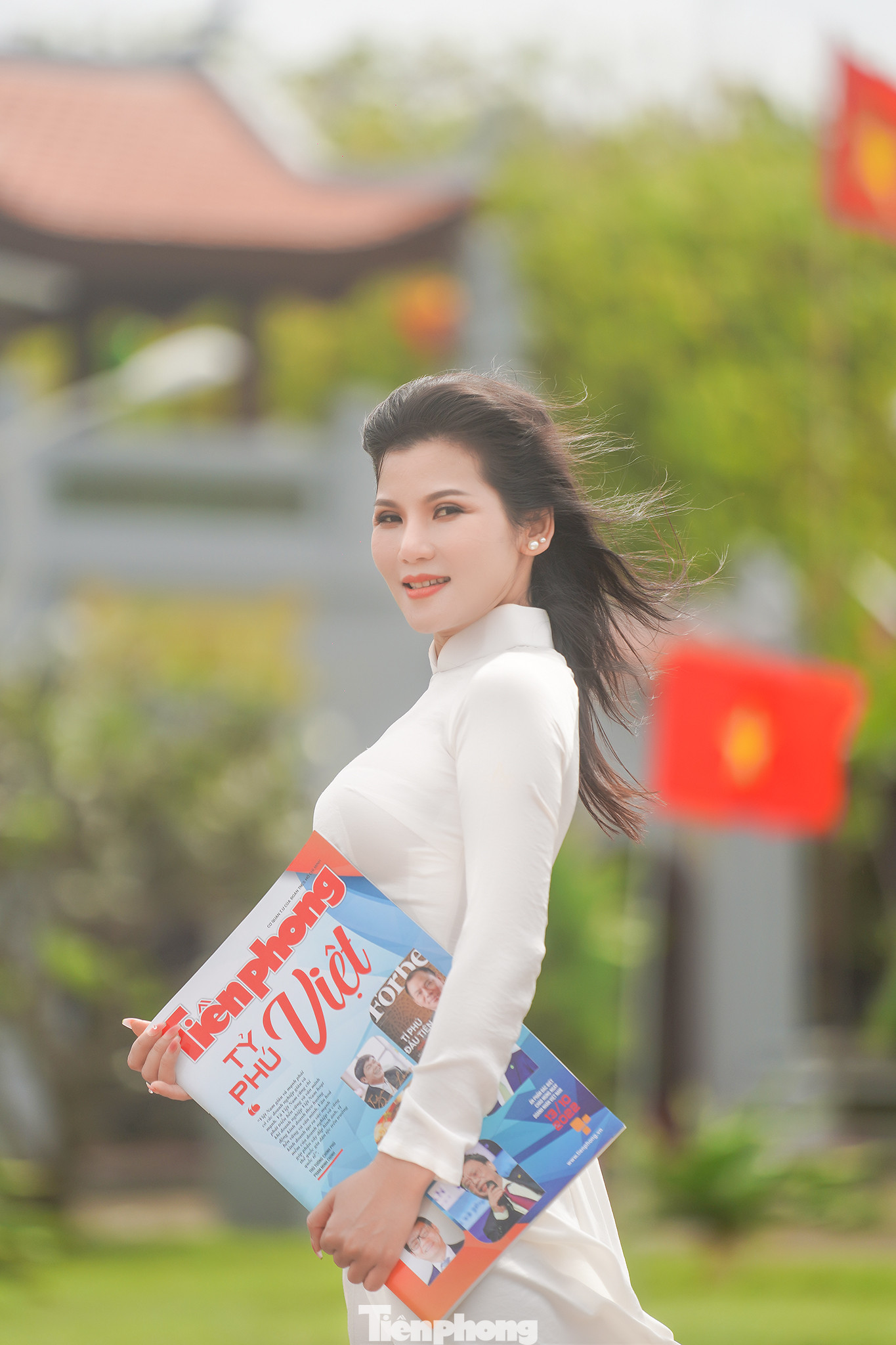 Giọng hát tốp 9 toàn quốc dòng dân ca Sao mai Tiếng hát truyền hình 2013 tự tin khoe dáng trong tà áo dài trên đảo thiêng của Tổ quốc. Giọng hát tốp 9 toàn quốc dòng dân ca Sao mai Tiếng hát truyền hình 2013 tự tin khoe dáng trong tà áo dài trên đảo thiêng của Tổ quốc.