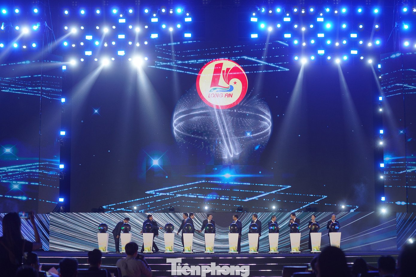 Các vị đại biểu cùng nhau ấn lệnh khai mạc Tuần VHTTDL tỉnh Long An lần thứ 2/2024.