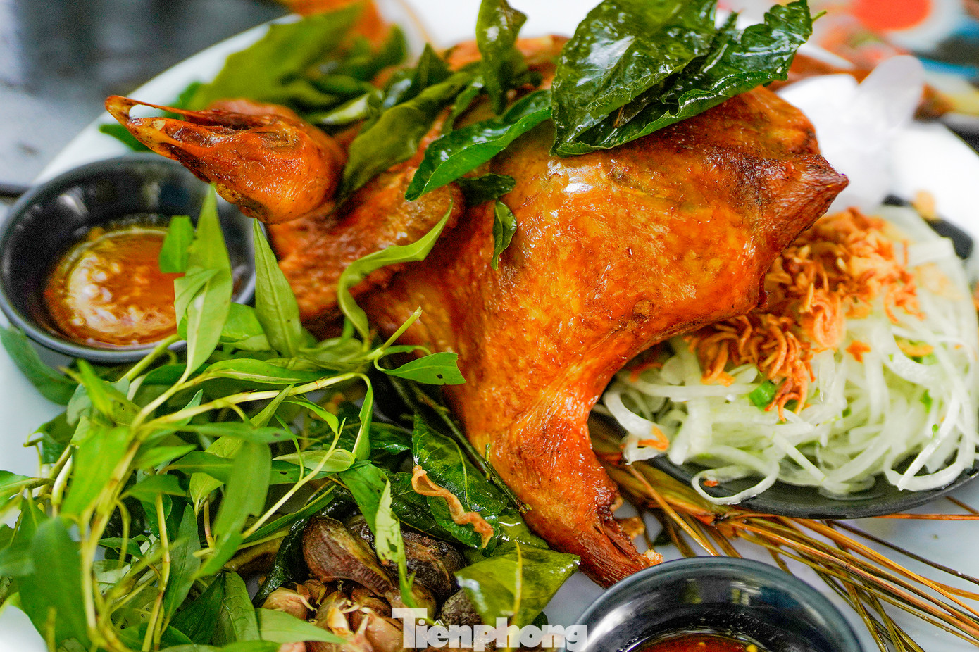 Nhóm của anh Nguyễn Tuấn (ngụ quận 12), chị Thảo Minh (áo đen) và chị Na Bin (cùng ngụ huyện Hóc Môn) tranh thủ ngày cuối tuần đến đây trải nghiệm mùa nước nổi và thưởng thức món gà nướng O Thum có nguồn gốc từ Campuchia. Nguyên liệu được làm từ gà ta lấy từ Bến Tre.