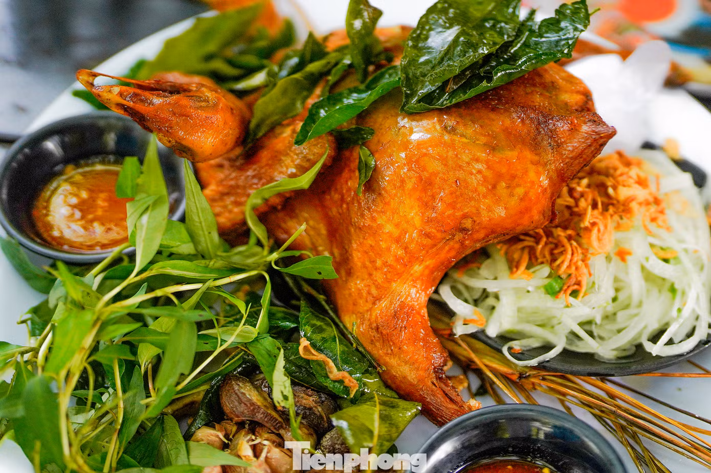 Nhóm của anh Nguyễn Tuấn (ngụ quận 12), chị Thảo Minh (áo đen) và chị Na Bin (cùng ngụ huyện Hóc Môn) tranh thủ ngày cuối tuần đến đây trải nghiệm mùa nước nổi và thưởng thức món gà nướng O Thum có nguồn gốc từ Campuchia. Nguyên liệu được làm từ gà ta lấy từ Bến Tre.