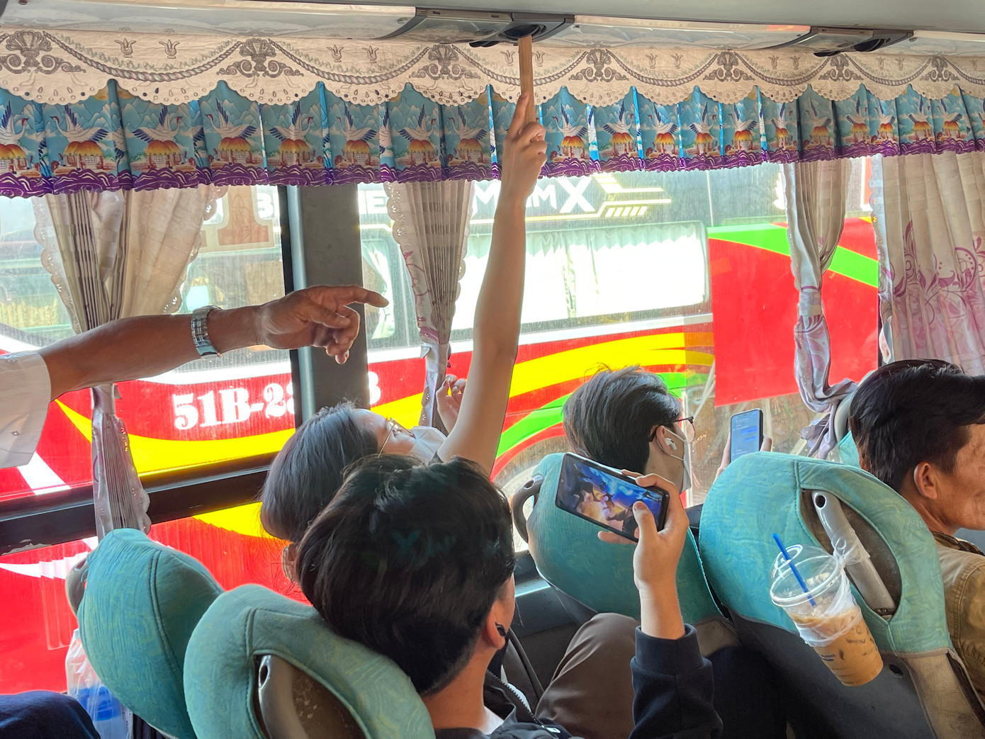 Thời tiết Nam bộ những ngày cận Tết khá oi bức nên việc ngồi nhiều giờ trên xe khiến nhiều hành khách mệt mỏi. Thời tiết Nam bộ những ngày cận Tết khá oi bức nên việc ngồi nhiều giờ trên xe khiến nhiều hành khách mệt mỏi.