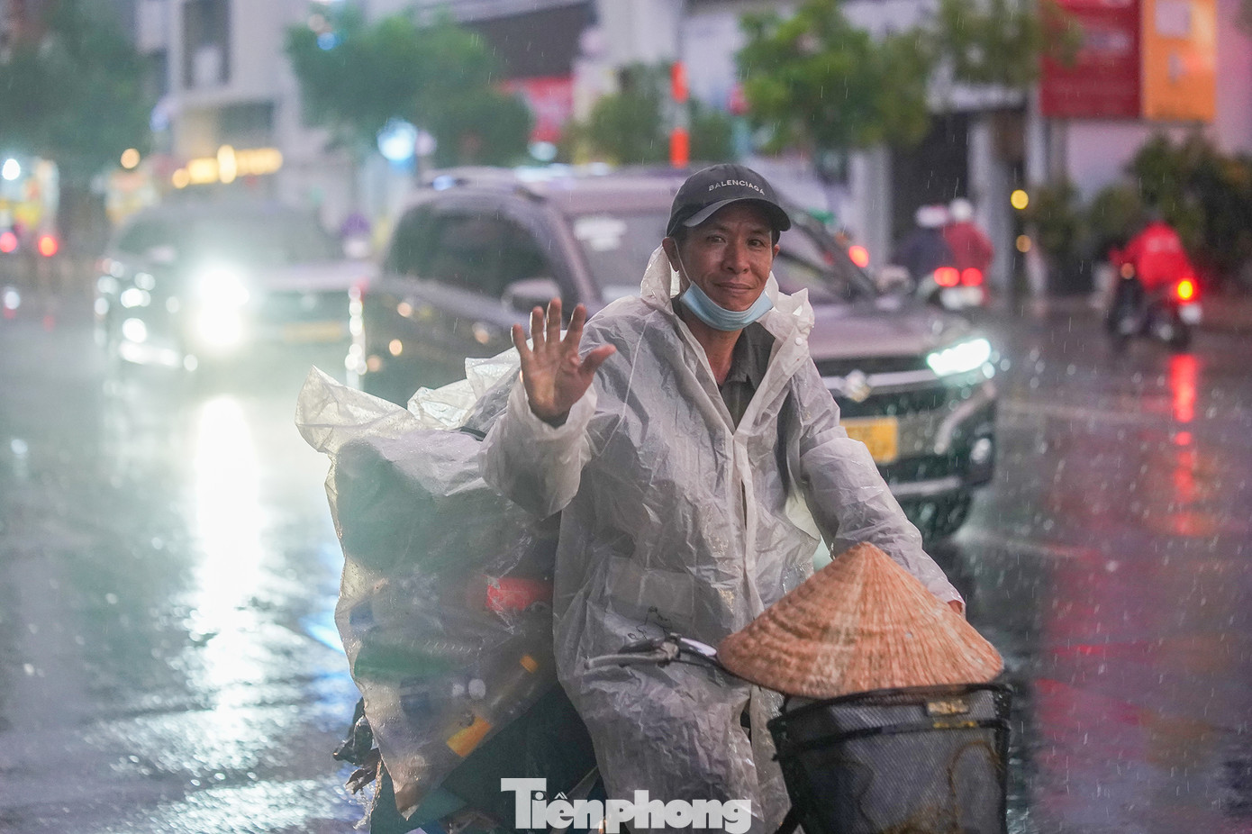 Một người nhặt ve chai tranh thủ về nhà khi cơn mưa vừa ngớt hạt. Các chuyên gia khí tượng cho rằng, nếu dông nhiệt kết thúc tầm 21h thì bầu trời tại TPHCM đêm nay sẽ trong, thuận lợi để ngắm pháo hoa đón chào năm mới. Nếu mưa kết thúc sớm hơn thì trời đêm tại TPHCM có thể có sương mù, tầm nhìn bị hạn chế.