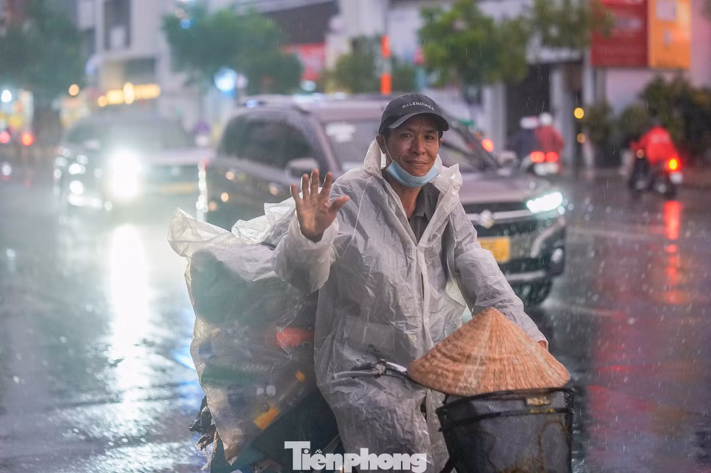 Một người nhặt ve chai tranh thủ về nhà khi cơn mưa vừa ngớt hạt. Các chuyên gia khí tượng cho rằng, nếu dông nhiệt kết thúc tầm 21h thì bầu trời tại TPHCM đêm nay sẽ trong, thuận lợi để ngắm pháo hoa đón chào năm mới. Nếu mưa kết thúc sớm hơn thì trời đêm tại TPHCM có thể có sương mù, tầm nhìn bị hạn chế.