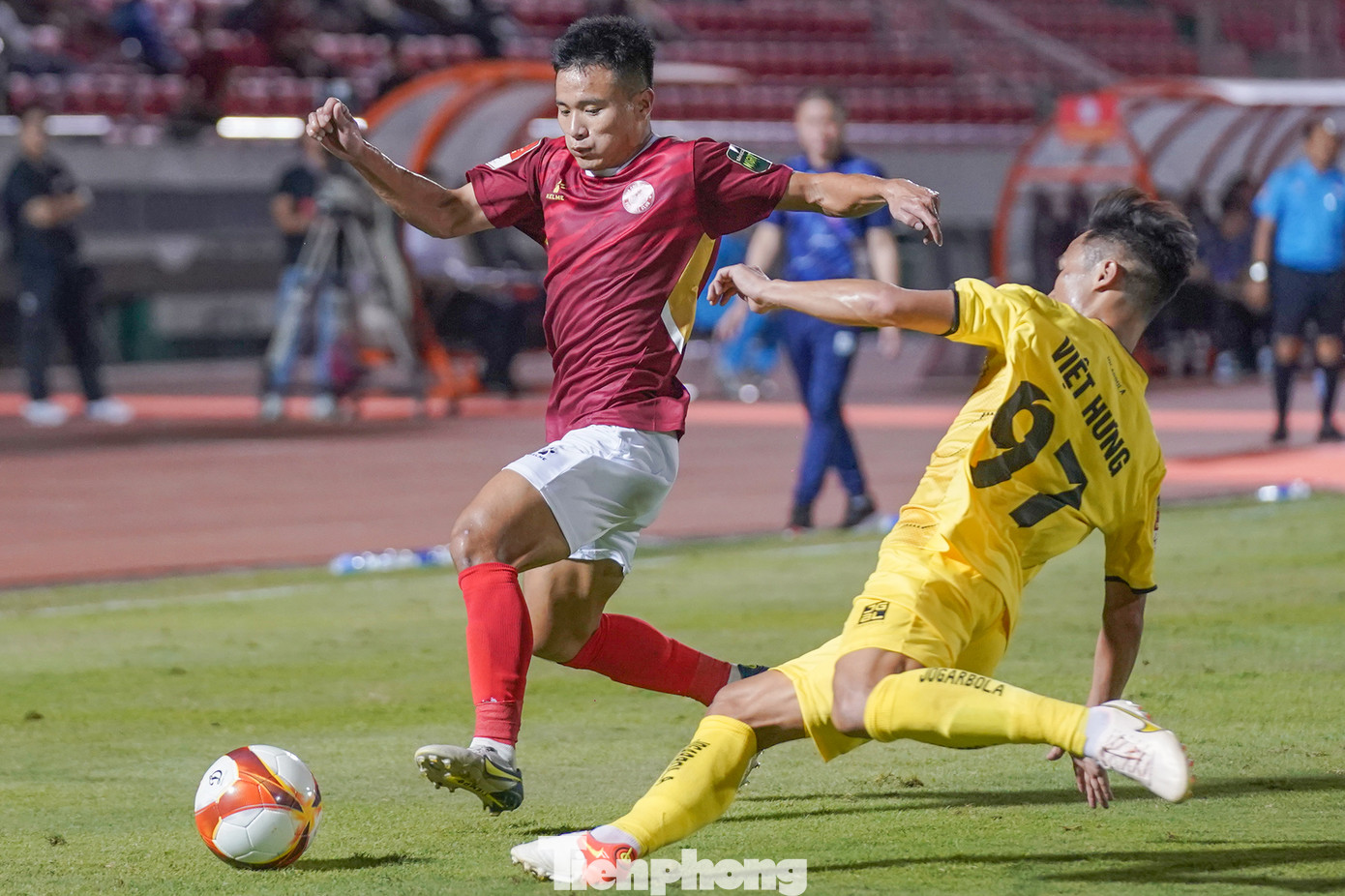 Với 4 điểm, Hải Phòng vươn lên nhì bảng, xếp sau Nam Định, đội vừa thắng trên sân của Đà Nẵng với tỷ số 1-0.