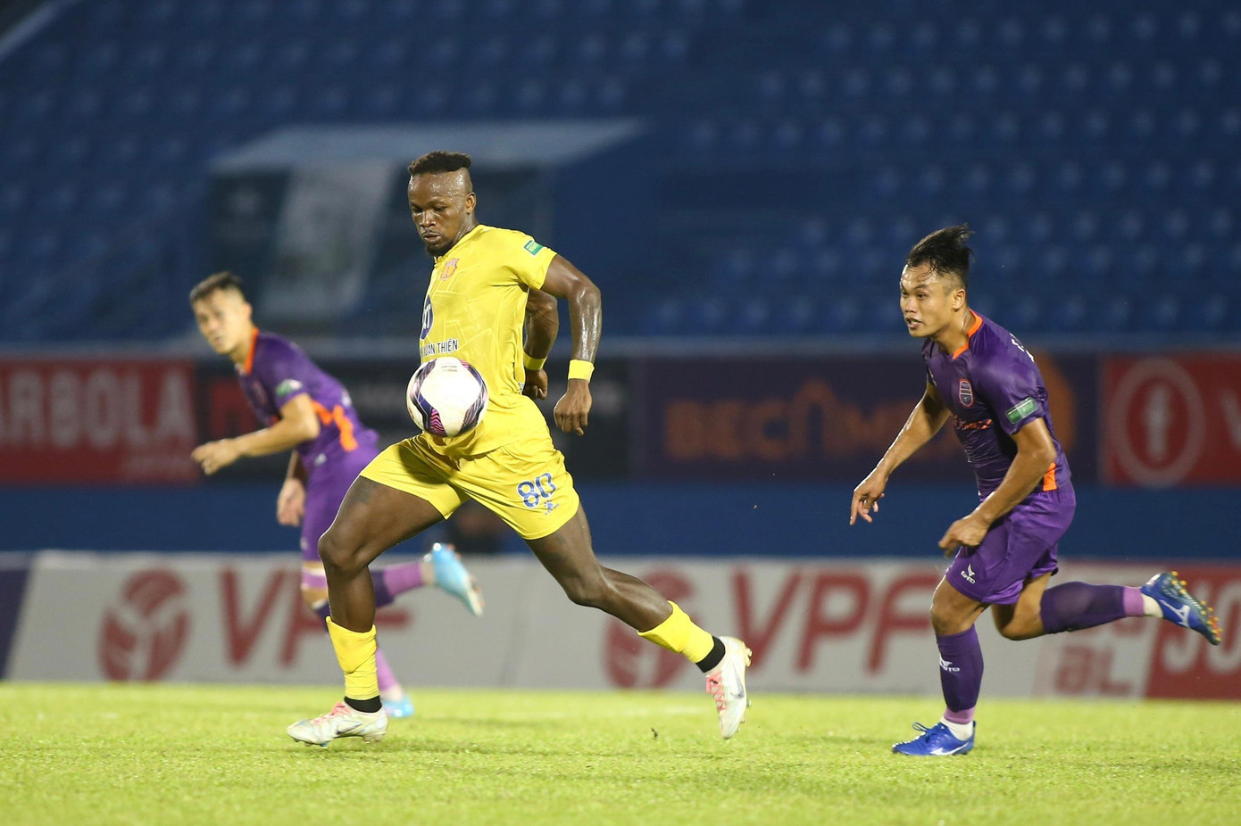 Những phút đầu diễn ra khá sôi nổi khi hai bên đều tìm cách tấn công uy hiếp cầu môn của nhau nhưng chưa có một tình huống thực sự nguy hiểm nào được tạo ra.