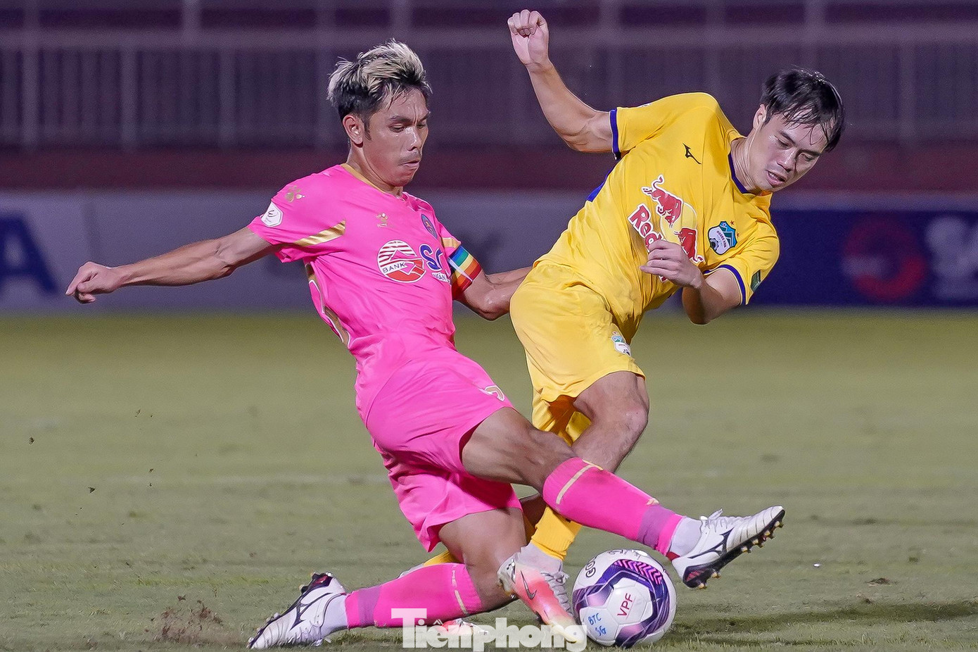 So về lực lượng, chủ nhà Sài Gòn khó sánh được với HAGL có rất nhiều gương mặt đang nằm trong ĐTQG, chưa kể lối chơi của Sài Gòn FC thời điểm này thật sự không ổn khi gần như chẳng có bản sắc riêng và những bàn thắng của họ hầu hết nhờ sự đột phá cá nhân. Tuy nhiên, sự có mặt của GĐKT Lê Huỳnh Đức hứa hẹn sẽ giúp đội bóng này có nhiều cải thiện trong thời gian tới, nhưng riêng trận đấu với HAGL thì dự báo rất khó, bởi danh thủ này mới về và có lẽ cũng chưa hiểu rõ về đội bóng.