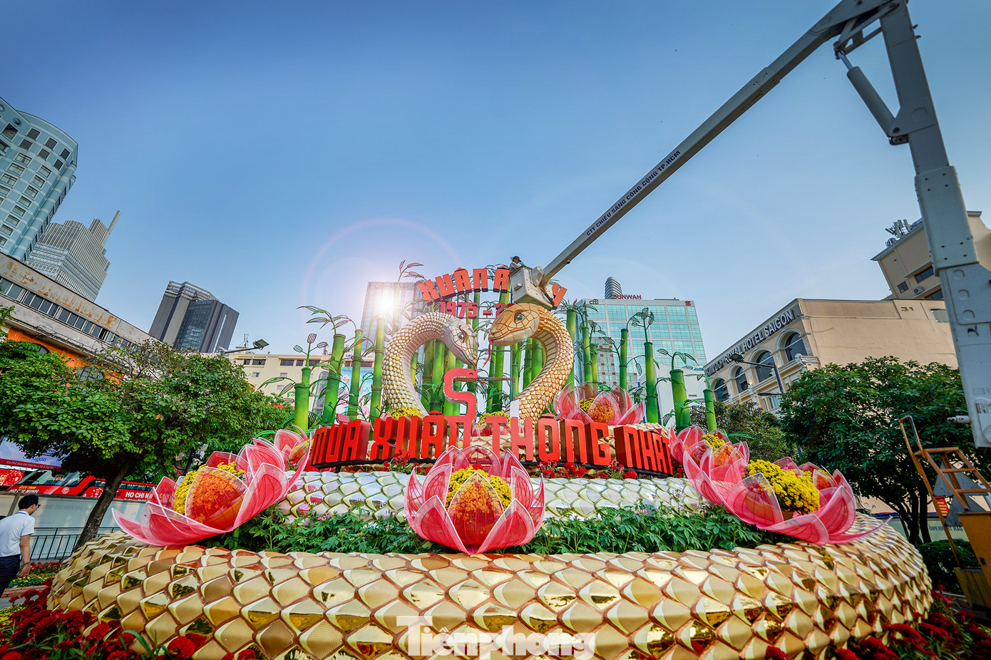 Cặp đôi Kim Tỵ (con cái) và Ngân Tỵ (con đực) có ngoại hình ấn tượng về kích thước cũng như cách chế tác đang được các công nhân hoàn thiện khâu ánh sáng chiều 25/1.