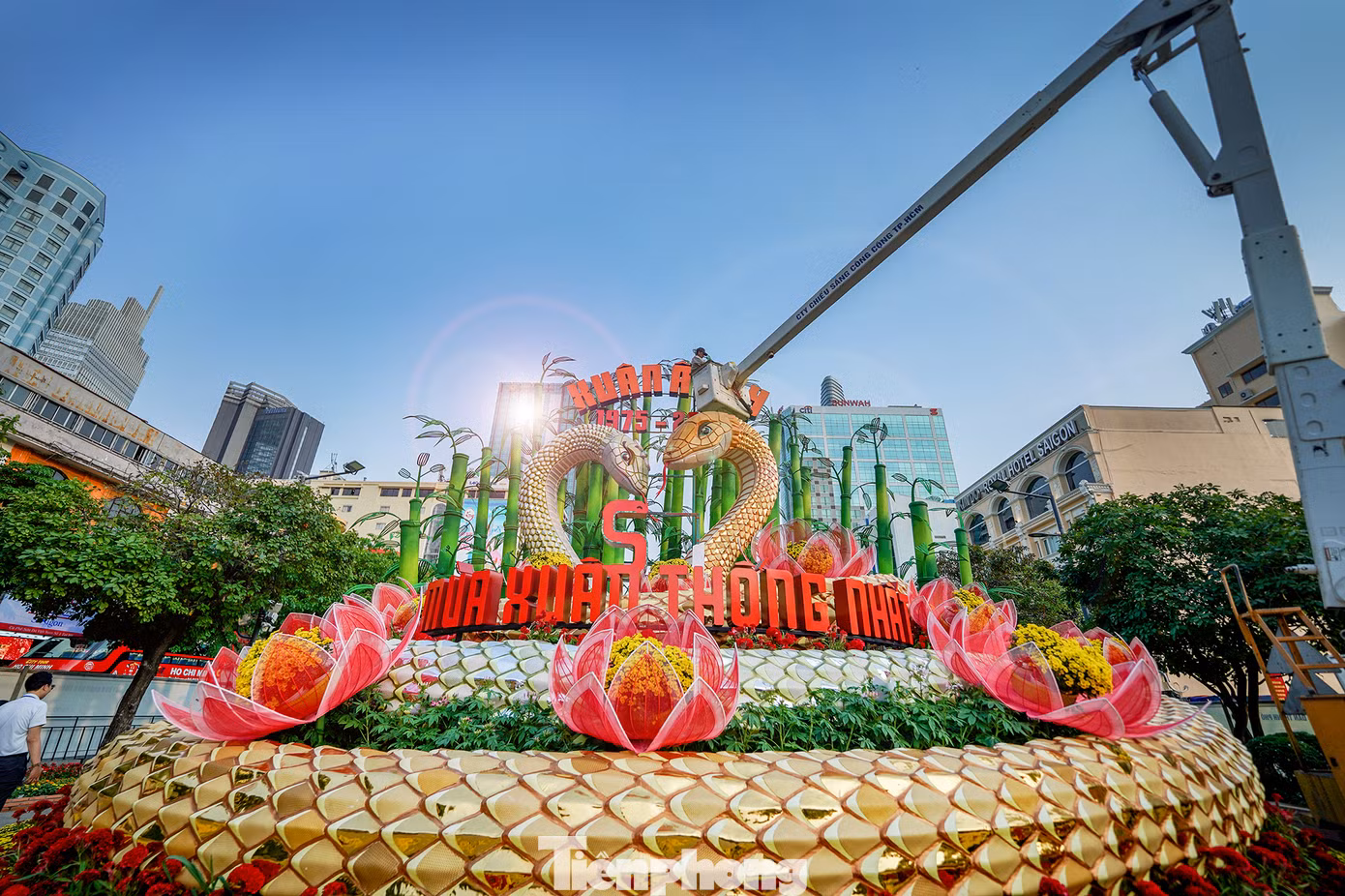 Cặp đôi Kim Tỵ (con cái) và Ngân Tỵ (con đực) có ngoại hình ấn tượng về kích thước cũng như cách chế tác đang được các công nhân hoàn thiện khâu ánh sáng chiều 25/1.