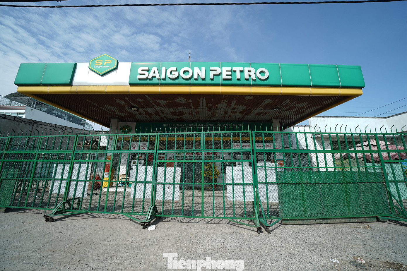 Bên trong cây xăng này cũng không để bảng thông báo lý do đóng cửa. Bên trong cây xăng này cũng không để bảng thông báo lý do đóng cửa.