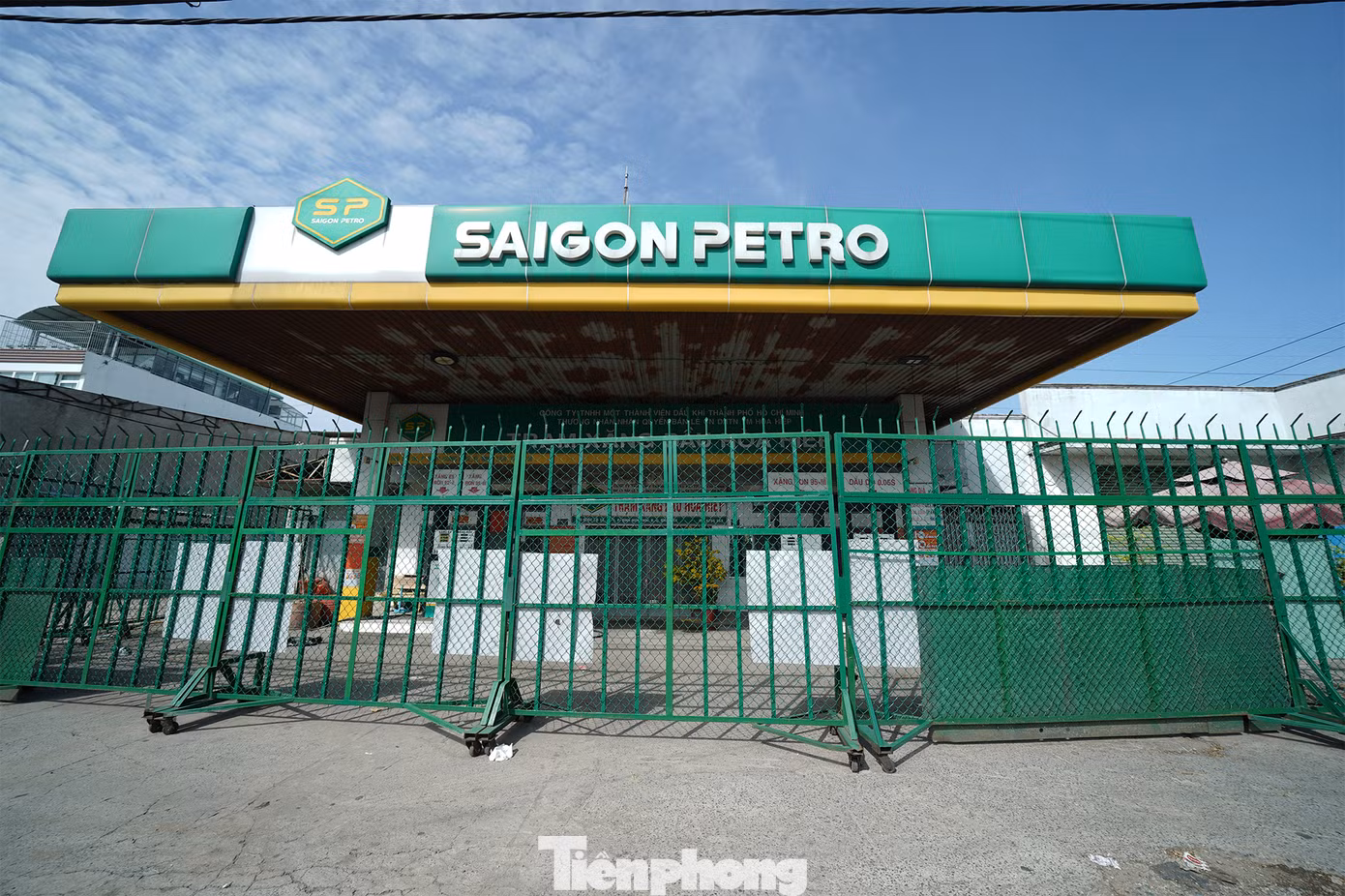 Bên trong cây xăng này cũng không để bảng thông báo lý do đóng cửa.