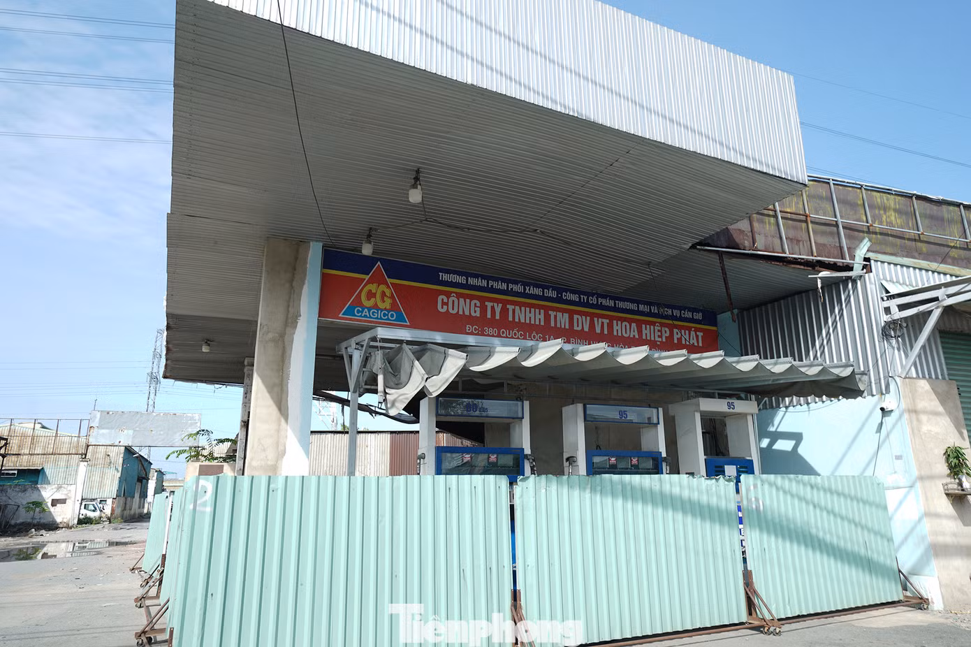 Cây xăng được rào kín bên ngoài, bên trong các trụ bơm đã cắt điện và không có nhân viên trực.