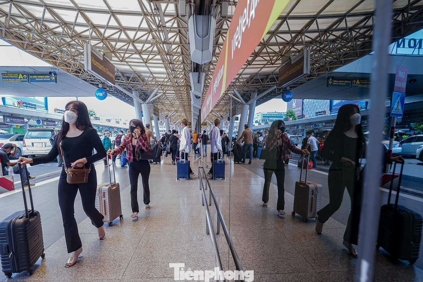 Hôm nay, lượng khách sân bay Tân Sơn Nhất cũng đông hơn ngày thường. Hôm nay, lượng khách sân bay Tân Sơn Nhất cũng đông hơn ngày thường.