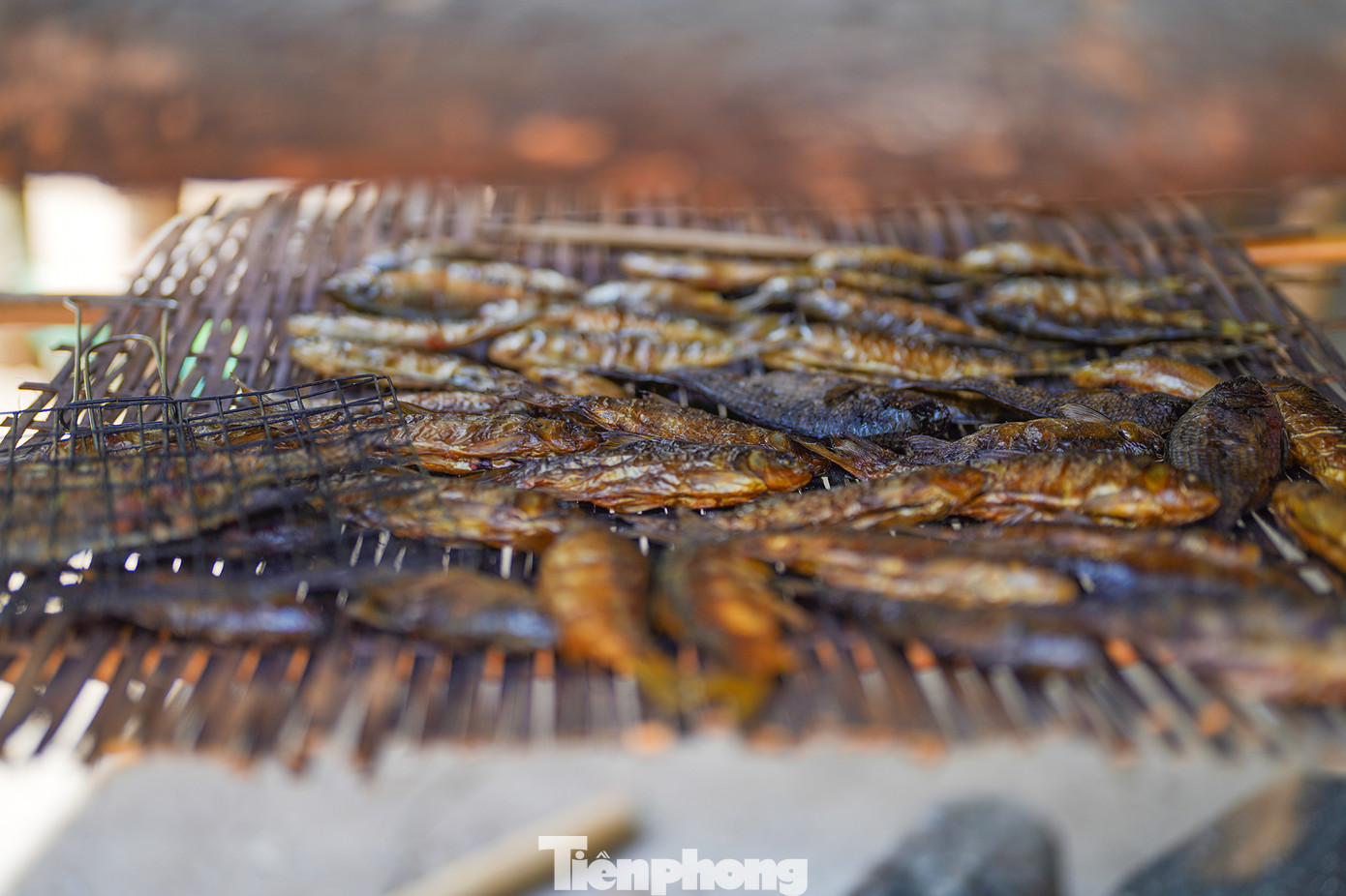 Dọc tuyến đường đi bộ xuyên rừng, du khách có thể dừng nghỉ, ngâm chân hoặc có thể thưởng thức món cá suối nướng của người dân địa phương trong các lán trại. Cung đường này chưa được khai thác nhiều nên có những đoạn du khách phải leo trèo mới có thể vượt qua. Dọc tuyến đường đi bộ xuyên rừng, du khách có thể dừng nghỉ, ngâm chân hoặc có thể thưởng thức món cá suối nướng của người dân địa phương trong các lán trại. Cung đường này chưa được khai thác nhiều nên có những đoạn du khách phải leo trèo mới có thể vượt qua.