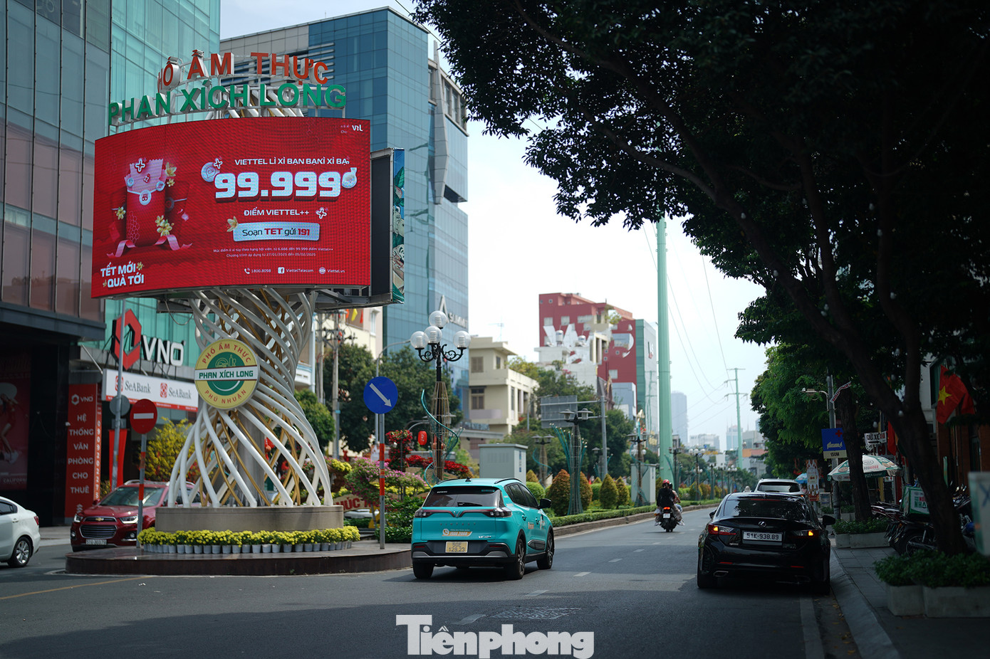 Con đường "ẩm thực thế giới" Phan Xích Long chỉ lác đác những quán ăn lớn mở cửa, các hàng quán nhỏ đều "tập trung" đón Tết. Những ngày này, đi tìm được một quán ăn ưng ý là điều không hề đơn giản.