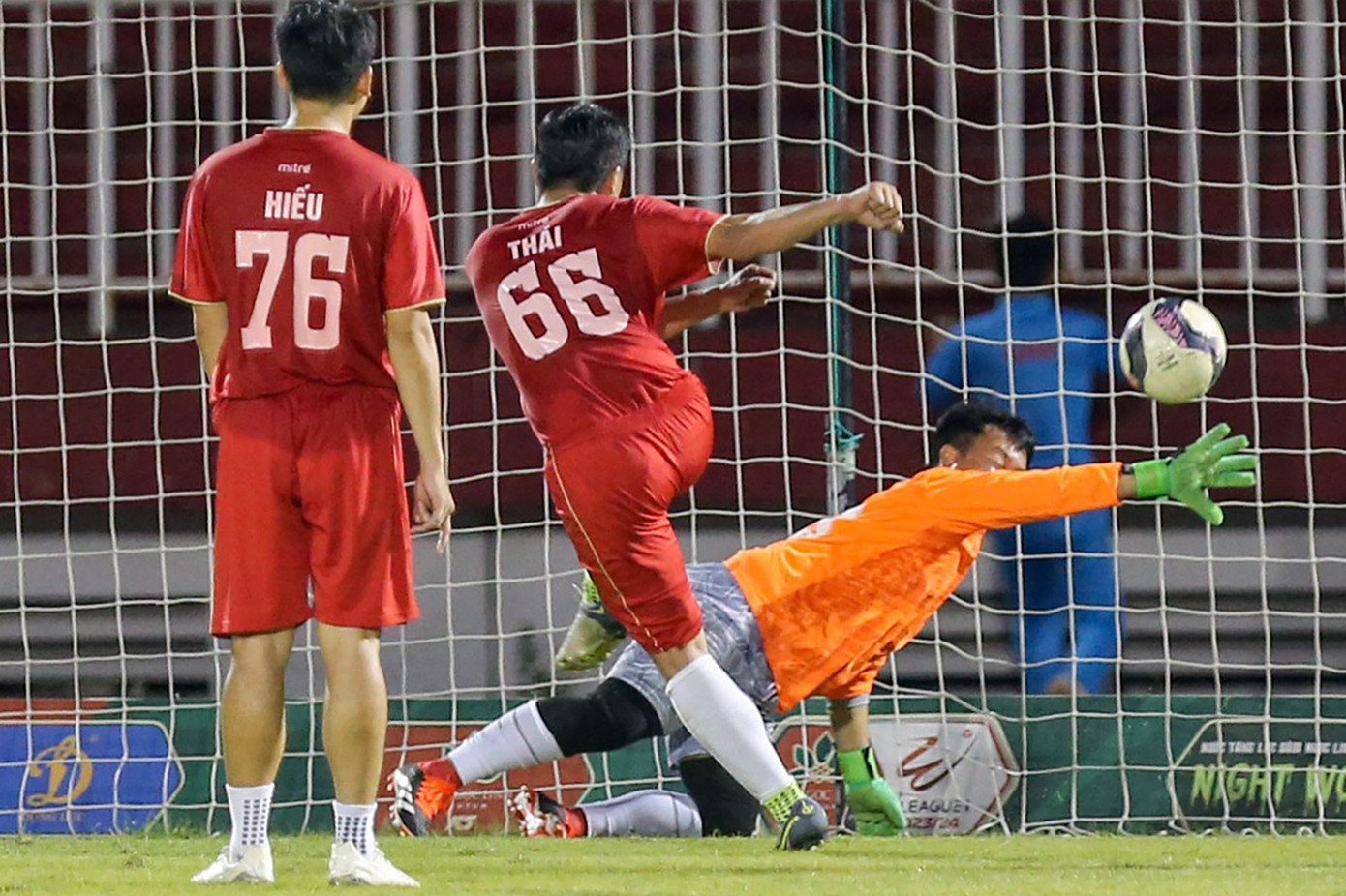 Sang hiệp 2, cả hai đội tiếp tục thi đấu đôi công và có nhiều pha uy hiếp khung thành của nhau, đặc biệt là pha đá phạt hàng rào rất hiểm của cầu thủ đội CBCC TP.HCM nhưng thủ môn Phú Thọ (báo Tiền Phong) đã xuất sắc bay người cản phá. (Ảnh: Hoàng Triều)