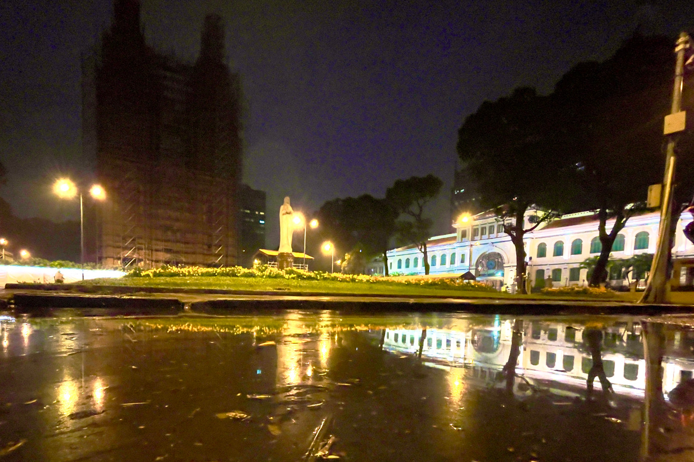 Rạng sáng, TPHCM được "tắm mát" bởi trận mưa lớn, xua đi cái nóng của tiết trời tháng tư. Rạng sáng, TPHCM được "tắm mát" bởi trận mưa lớn, xua đi cái nóng của tiết trời tháng tư.