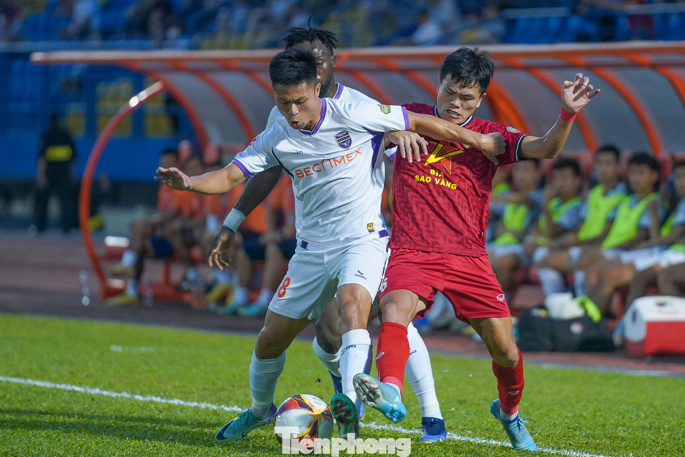 Hàng thủ chơi chắc chắn, B. Bình Dương đánh chặn từ xa hiệu quả các pha mở bóng từ trung lộ và dọc biên của HL Hà Tĩnh. Trận này, hậu vệ Quế Ngọc Hải không nằm trong danh sách đăng ký thi đấu.