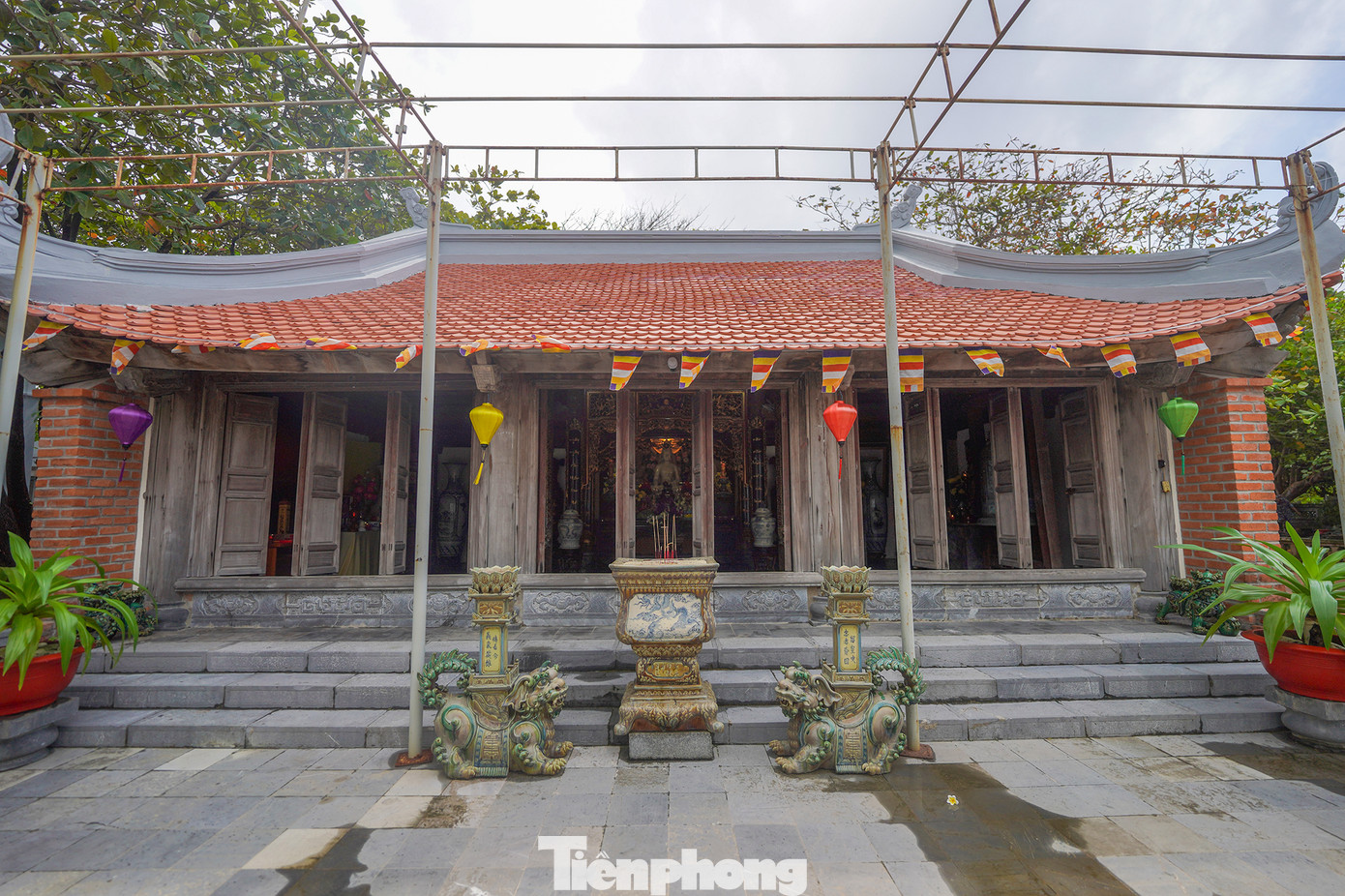 Trong điều kiện quỹ đất hạn hẹp nhưng những ngôi chùa trên quần đảo Trường Sa đều có đủ tam quan, sân chùa, gác chuông, nhà chính điện, nhà tiền đường với mái nghiêng, lợp ngói và đầu đao cong vút, mang nét đặc trưng riêng của kiến trúc chùa Việt. Họa tiết hoa văn trang trí mái, cột, bậc tam cấp đục chạm hình hoa sen, hoa cúc, hình rồng, mây cuốn thời Lý - Trần.