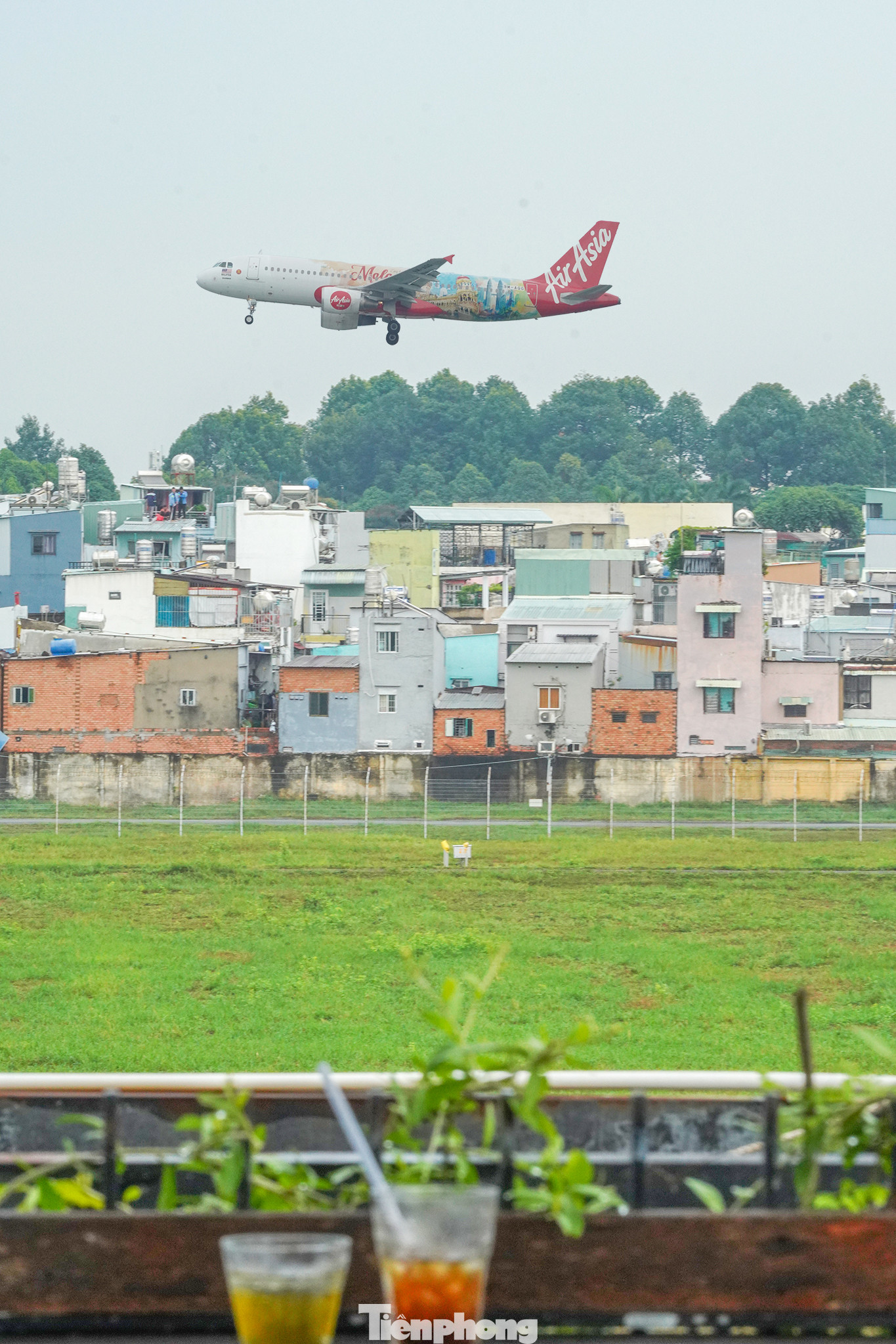 Giá nước uống phải chăng, dao động từ 30.000 - 50.000 đồng, khách có thể ngồi trên tầng thượng ngắm máy bay hàng giờ mà không bị ai làm phiền. Quán còn có dịch vụ cho thuê ống nhòm, để khách có thể nhìn rõ máy bay hơn.