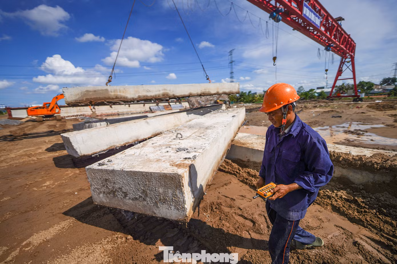 Gói thầu XL2 thi công cầu, tuyến chính cao tốc, tuyến song hành nhánh trái và đường song hành từ đường tỉnh 830C đến nút giao - đường Vành đai 3 đoạn qua tỉnh Long An đã hoàn thành khoảng 40%. Gói thầu XL2 thi công cầu, tuyến chính cao tốc, tuyến song hành nhánh trái và đường song hành từ đường tỉnh 830C đến nút giao - đường Vành đai 3 đoạn qua tỉnh Long An đã hoàn thành khoảng 40%.