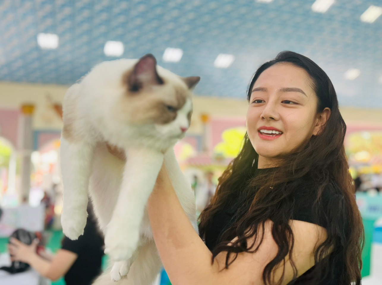 Chị Hồng Hạnh bên "tác phẩm" đạt giải của mình.