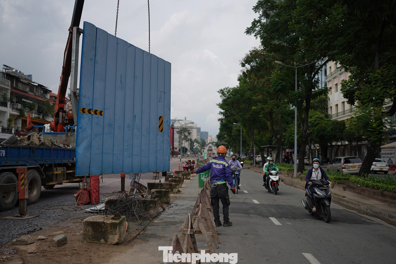 Công nhân đang tháo các đoạn rào cuối cùng đoạn giao Lê Lợi-Phan Bội Châu.