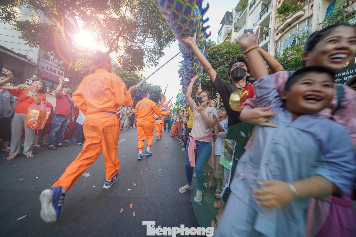 Người dân trên đường Nguyễn Trãi phấn khích hò reo cùng đoàn diễu hành.