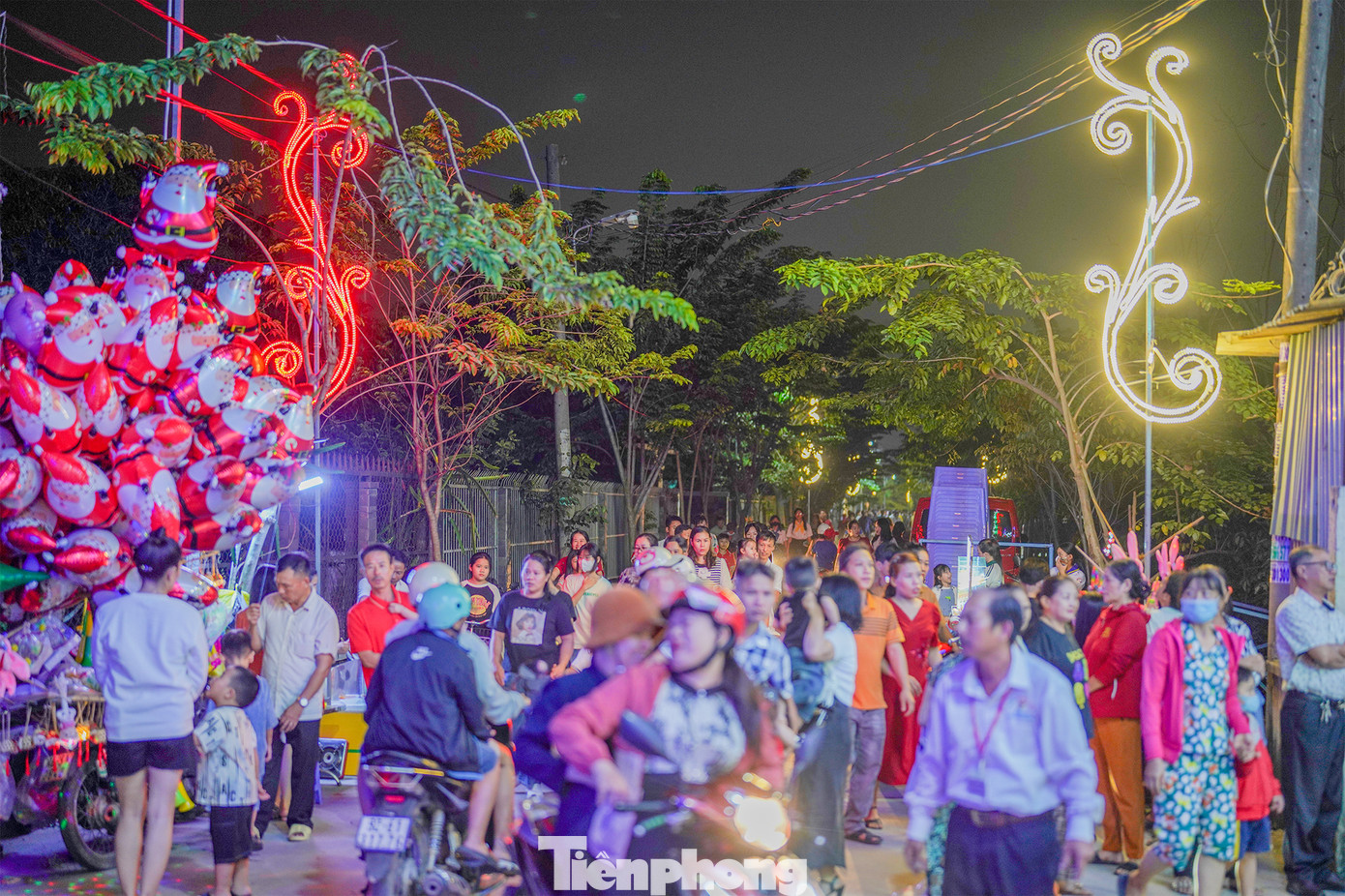 Cách đây hơn 2 năm, khi con đường Đồng Đen chạy qua giáo họ vẫn còn là đường đất đá thì người dân chưa đổ về đông đúc. Từ khi con đường được nâng cấp thành đường bê tông rộng 6m, việc đi lại và đời sống tinh thần người dân có nhiều thay đổi, nâng cao. Cách đây hơn 2 năm, khi con đường Đồng Đen chạy qua giáo họ vẫn còn là đường đất đá thì người dân chưa đổ về đông đúc. Từ khi con đường được nâng cấp thành đường bê tông rộng 6m, việc đi lại và đời sống tinh thần người dân có nhiều thay đổi, nâng cao.