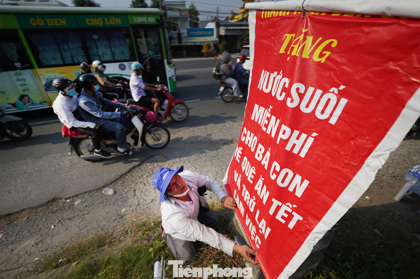 Anh Nguyễn Lê Duy, cán bộ UBND xã Thạnh Đức, huyện Bến Lức (Long An) cùng nhóm bạn có mặt gần dốc cầu Bến Lức trên quốc lộ 1 đoạn qua huyện Bến Lức để phát nước uống, khăn lạnh cho người dân từ miền Tây trở lại TPHCM. Năm nay, nhóm anh Duy chuẩn bị 10.000 chai nước và 1000 ổ bánh mì.