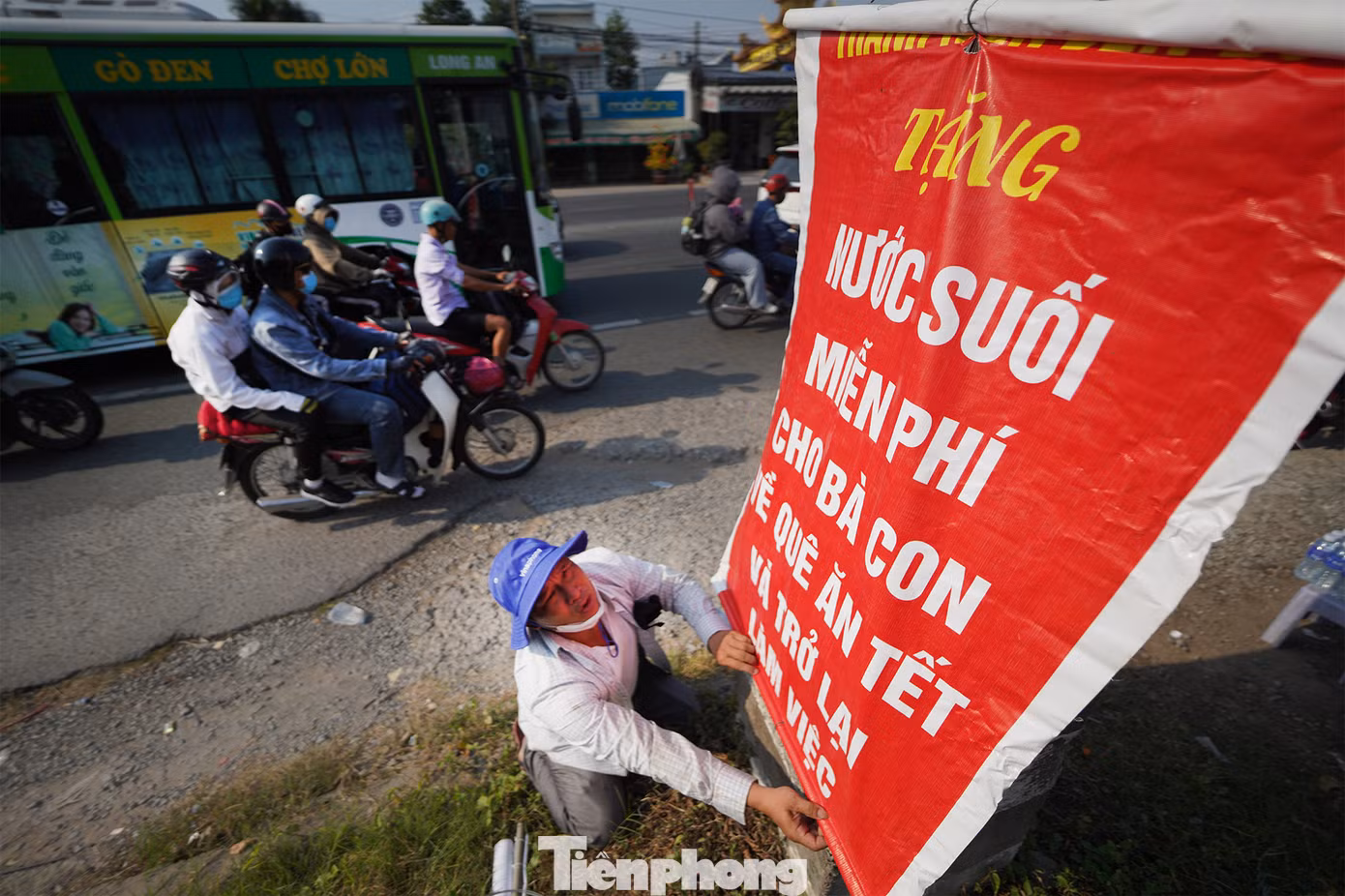 Anh Nguyễn Lê Duy, cán bộ UBND xã Thạnh Đức, huyện Bến Lức (Long An) cùng nhóm bạn có mặt gần dốc cầu Bến Lức trên quốc lộ 1 đoạn qua huyện Bến Lức để phát nước uống, khăn lạnh cho người dân từ miền Tây trở lại TPHCM. Năm nay, nhóm anh Duy chuẩn bị 10.000 chai nước và 1000 ổ bánh mì.