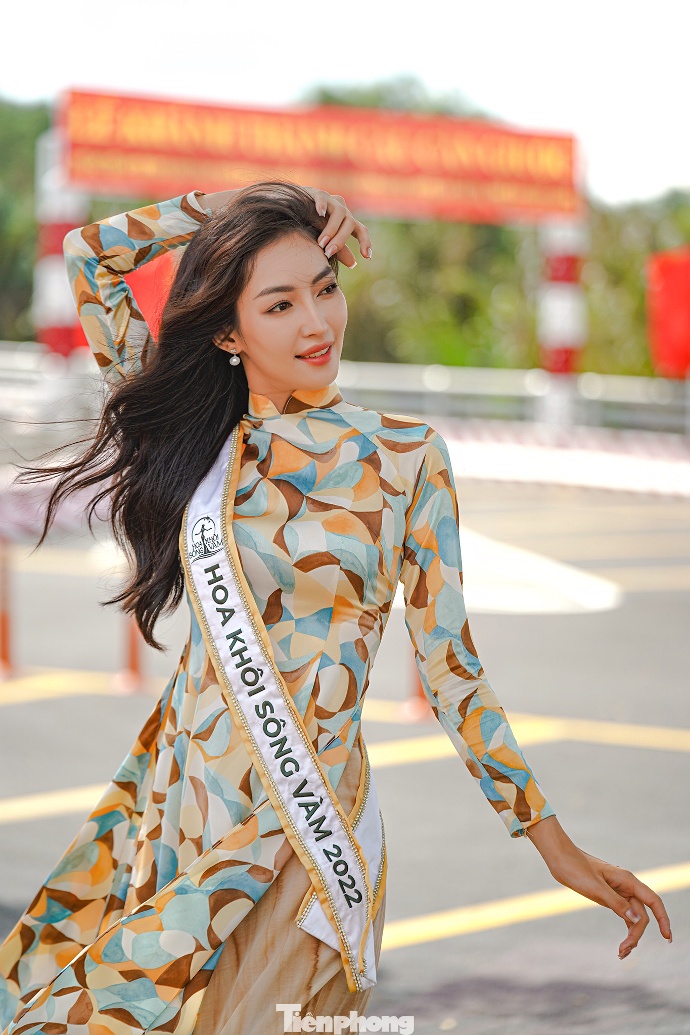 Diễm Trinh xuất hiện rạng ngời, tràn đầy năng lượng với tà áo dài. Với kiểu tóc thả tự do bồng bềnh pha chút cổ điển, Diễm Trinh quý phái trong tà áo dài cách điệu. Diễm Trinh xuất hiện rạng ngời, tràn đầy năng lượng với tà áo dài. Với kiểu tóc thả tự do bồng bềnh pha chút cổ điển, Diễm Trinh quý phái trong tà áo dài cách điệu.