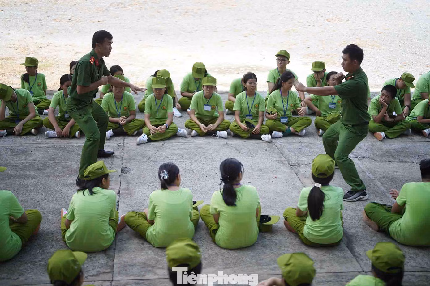 "Chương trình nhằm giáo dục giá trị đạo đức và truyền thống tốt đẹp của dân tộc, hình thành lối sống văn hóa, lành mạnh, trách nhiệm với cộng đồng, giúp thanh thiếu niên nâng cao kiến thức, rèn luyện tác phong kỷ luật, đồng thời tạo điều kiện cho thanh thiếu niên có sân chơi lành mạnh, thiết thực, nâng cao tình cảm yêu quý, bồi đắp niềm tin, niềm tự hào về truyền thống vẻ vang của lực lượng Công an nhân dân, giúp các em có điều kiện làm quen với môi trường Công an nhân dân, rèn luyện tính tự chủ, nề nếp, kỷ luật, kiên định vượt qua khó khăn, thử thách, bản lĩnh hơn trong cuộc sống, có tinh thần chia sẻ, quan tâm đến bạn bè, gia đình và những người xung quanh", bà Trương Thị Hồng Hạnh, tổng điều phối chương trình chia sẻ.