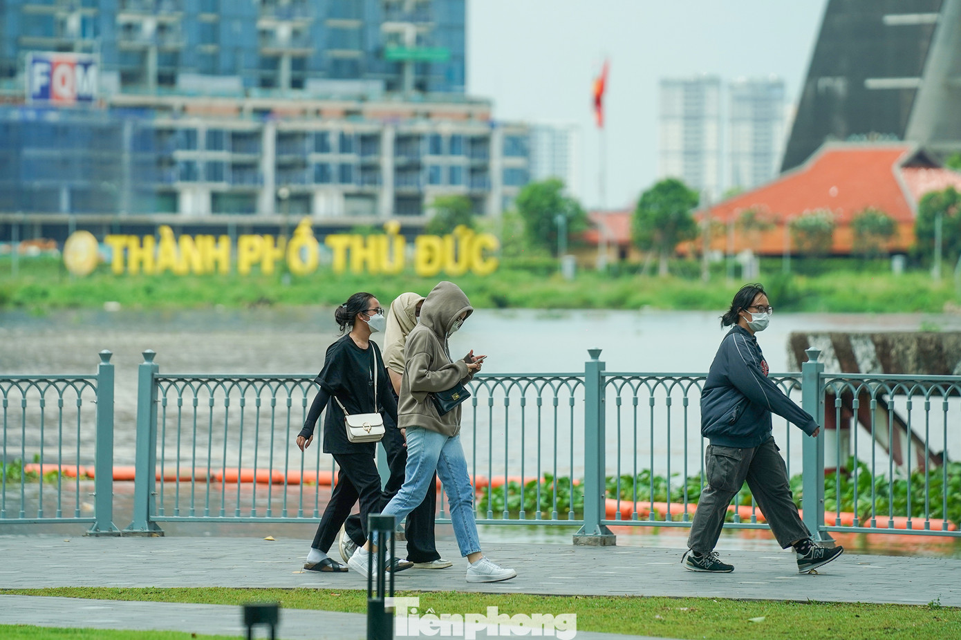 Nhóm ít bạn trẻ này di chuyển trong trang phục chống nóng.