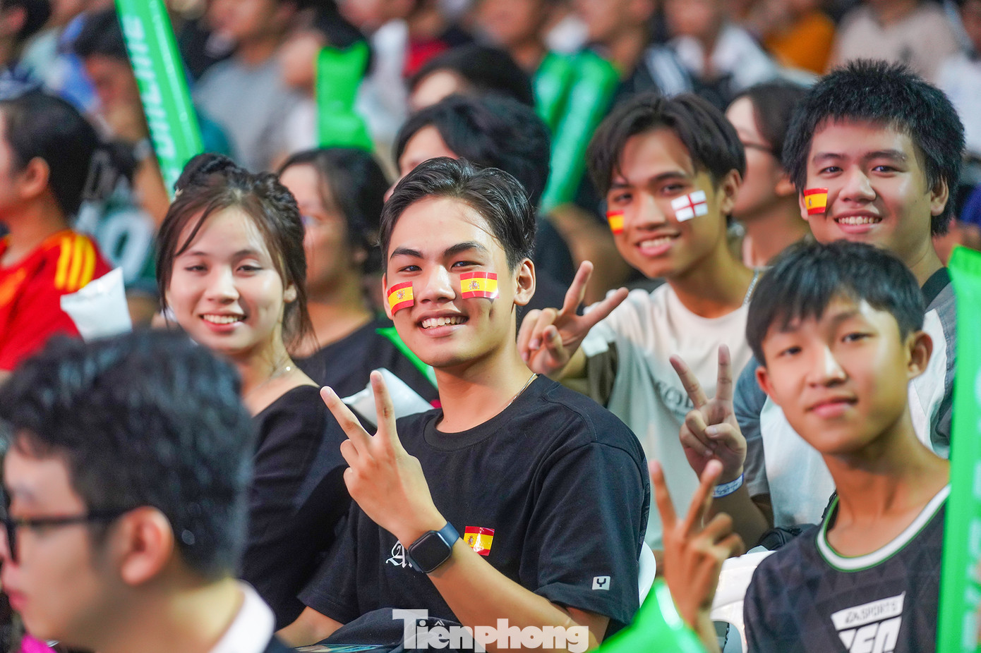 Khi trận đấu diễn ra, các cổ động viên không chia theo khu cổ vũ riêng biệt, tất cả hoà vào không khí cuồng nhiệt của trận chung kết Euro.