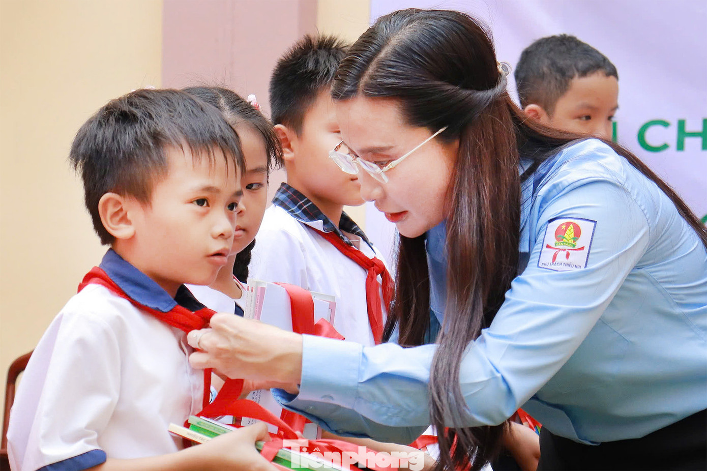 Những mầm xanh tương lai có hoàn cảnh khó khăn, vươn lên học giỏi đến từ trường tiểu học Nguyễn Văn Thuần, Võ Văn Mùi, Huỳnh Văn Đảnh nhận học bổng từ Chủ tịch Hội đồng Đội Trung ương.