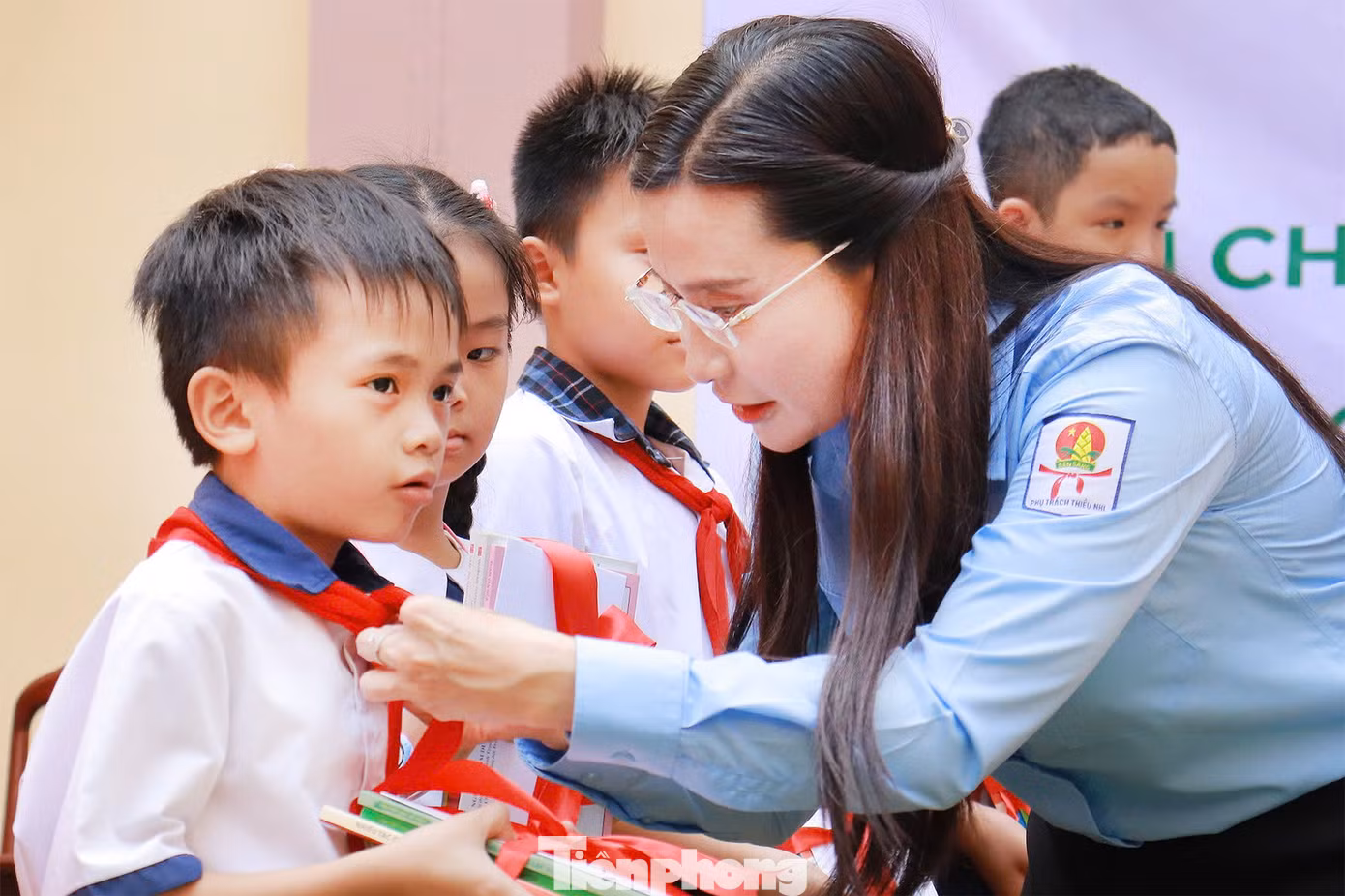 Những mầm xanh tương lai có hoàn cảnh khó khăn, vươn lên học giỏi đến từ trường tiểu học Nguyễn Văn Thuần, Võ Văn Mùi, Huỳnh Văn Đảnh nhận học bổng từ Chủ tịch Hội đồng Đội Trung ương. Những mầm xanh tương lai có hoàn cảnh khó khăn, vươn lên học giỏi đến từ trường tiểu học Nguyễn Văn Thuần, Võ Văn Mùi, Huỳnh Văn Đảnh nhận học bổng từ Chủ tịch Hội đồng Đội Trung ương.