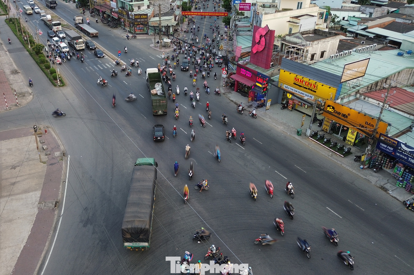 Thời gian qua tại ngã tư này, tình hình trật tự an toàn giao thông (ATGT) diễn ra rất phức tạp. Vào giờ cao điểm, lượng công nhân từ các khu công nghiệp di chuyển qua nút giao thông này cộng với lưu lượng xe lưu thông trên Quốc lộ 1 và các ngã khác gây ùn tắc, kẹt xe thường xuyên.