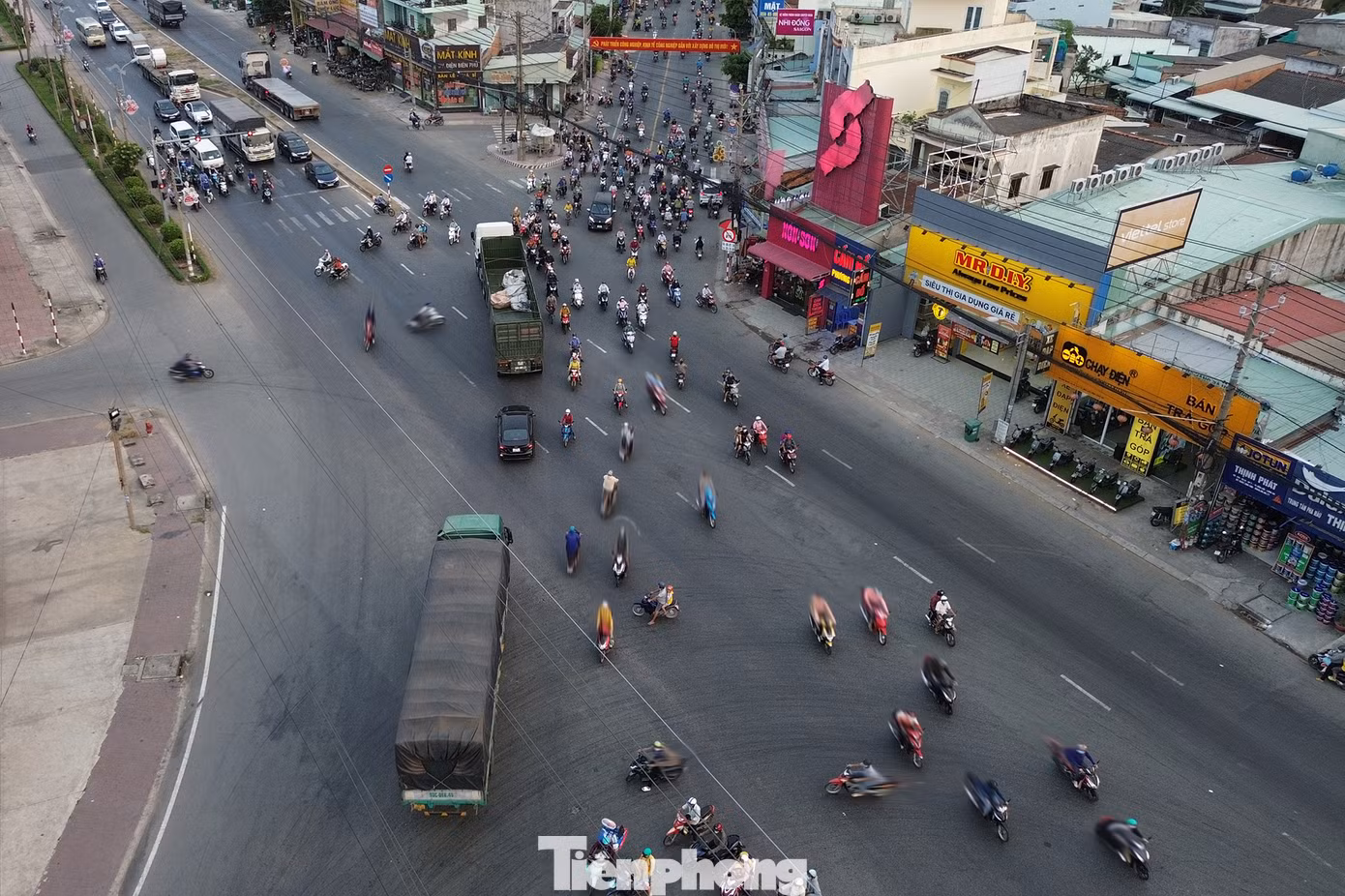 Thời gian qua tại ngã tư này, tình hình trật tự an toàn giao thông (ATGT) diễn ra rất phức tạp. Vào giờ cao điểm, lượng công nhân từ các khu công nghiệp di chuyển qua nút giao thông này cộng với lưu lượng xe lưu thông trên Quốc lộ 1 và các ngã khác gây ùn tắc, kẹt xe thường xuyên. Thời gian qua tại ngã tư này, tình hình trật tự an toàn giao thông (ATGT) diễn ra rất phức tạp. Vào giờ cao điểm, lượng công nhân từ các khu công nghiệp di chuyển qua nút giao thông này cộng với lưu lượng xe lưu thông trên Quốc lộ 1 và các ngã khác gây ùn tắc, kẹt xe thường xuyên.