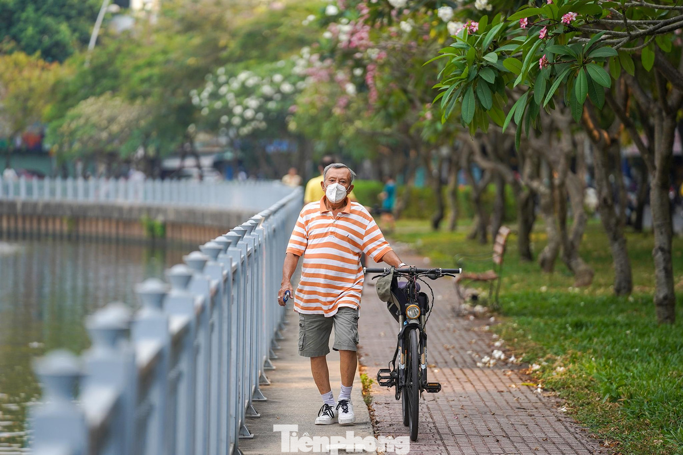 Nhịp sống văn minh, sạch đẹp đã trở lại với người dân hai bên bờ kênh. Nhịp sống văn minh, sạch đẹp đã trở lại với người dân hai bên bờ kênh.