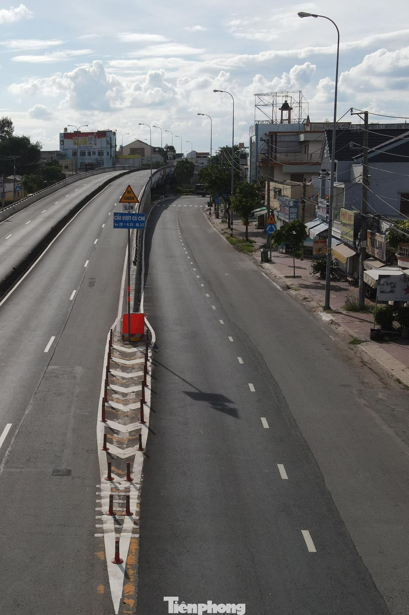 Việc xây dựng, phát triển khu dân cư trên địa bàn Củ Chi phải quan tâm kế thừa các yếu tố kiến trúc truyền thống, đặc biệt chú trọng đến bố trí sân, vườn, cảnh quan, đảm bảo chất lượng môi trường ở; Cải tạo vườn trong các lô đất của hộ gia đình, đầu tư sản xuất các sản phẩm nông nghiệp hiệu quả kinh tế cao, góp phần tăng thu nhập và tạo môi trường sinh thái khu vực; Đồng thời, giữ gìn và khôi phục không gian mặt nước, bao gồm hệ thống sông, ao hồ, đầm nước, cân bằng môi trường sinh thái, tăng cường khả năng tiêu thoát nước đô thị, phát huy giao thông thủy và hoạt động du lịch, vui chơi giải trí.