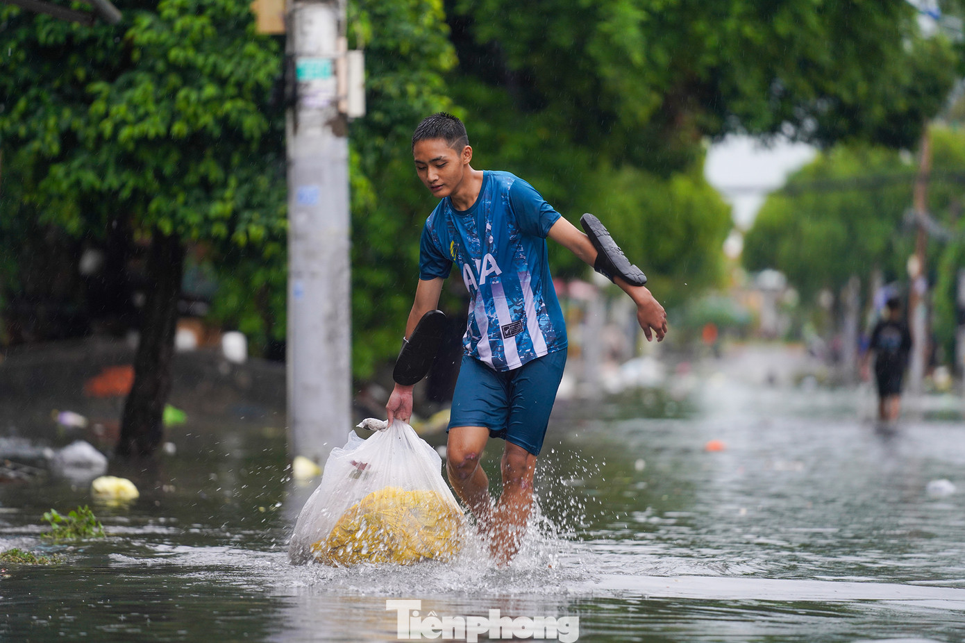 Tuyến đường Dương Văn Cam ngập ngập nặng. "Giờ là nước rút bớt rồi, lúc mới mưa thì sâu khoảng 5 tấc", một người dân nói. Tuyến đường Dương Văn Cam ngập ngập nặng. "Giờ là nước rút bớt rồi, lúc mới mưa thì sâu khoảng 5 tấc", một người dân nói.
