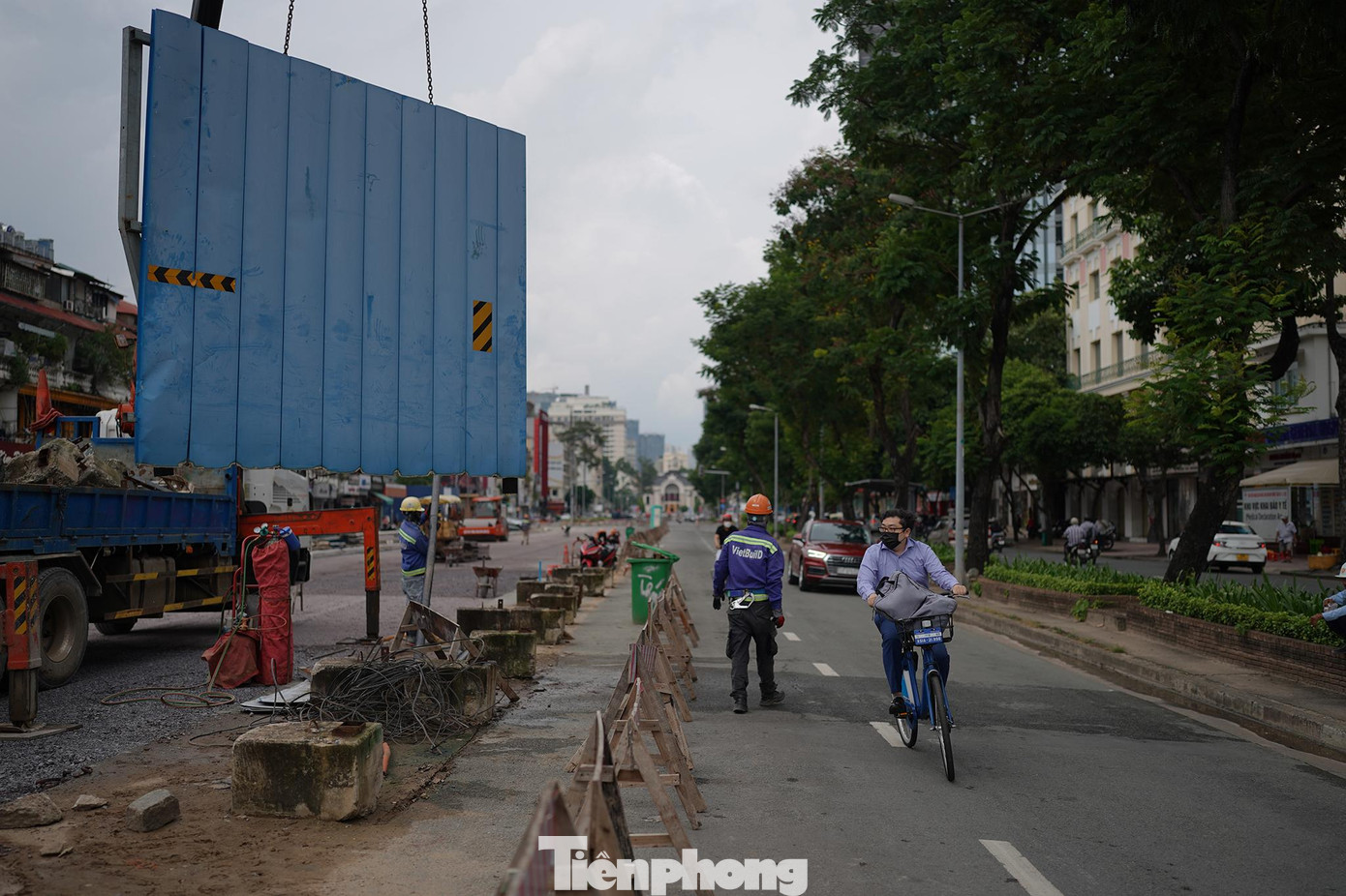 Về giao thông, phương án này vẫn giữ một phần hướng tuyến đi từ đường Trần Hưng Đạo đến đường Lê Lợi để đáp ứng nhu cầu kết nối vào trung tâm.