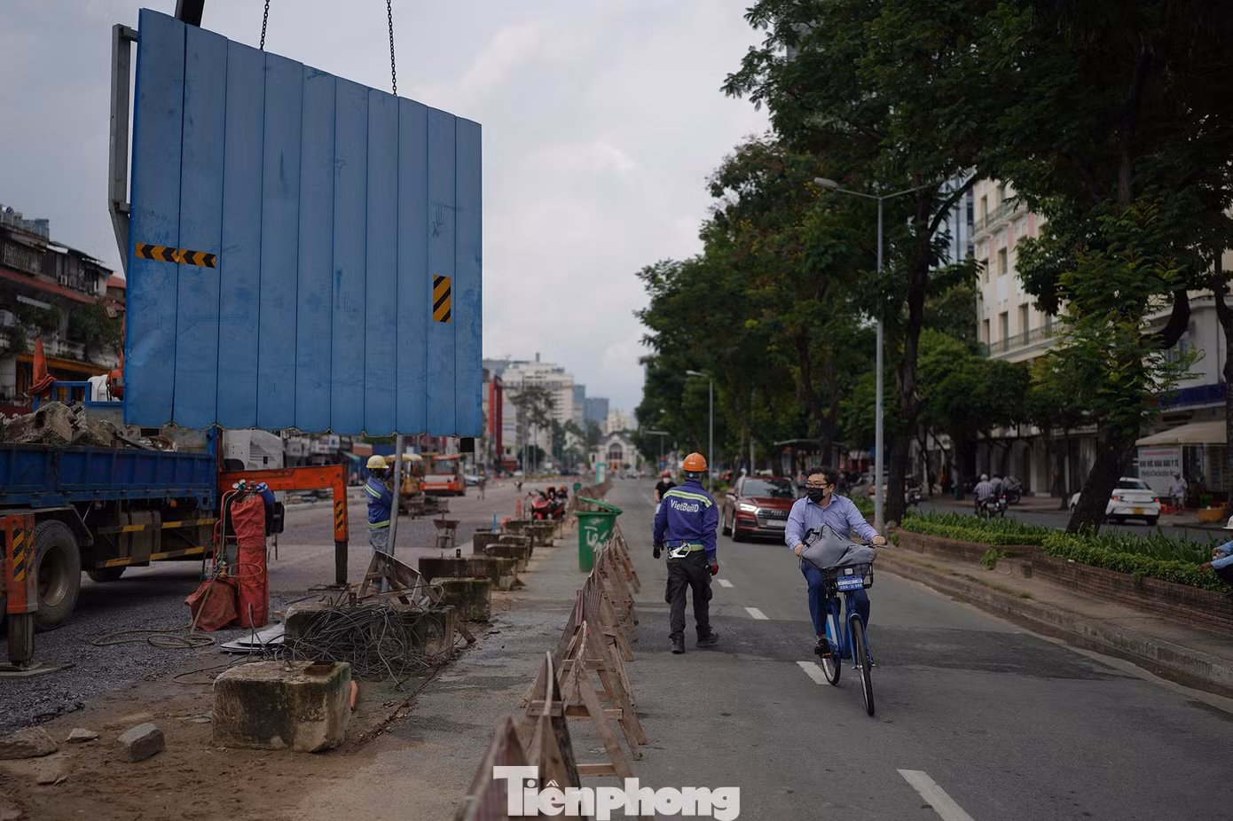 Về giao thông, phương án này vẫn giữ một phần hướng tuyến đi từ đường Trần Hưng Đạo đến đường Lê Lợi để đáp ứng nhu cầu kết nối vào trung tâm.