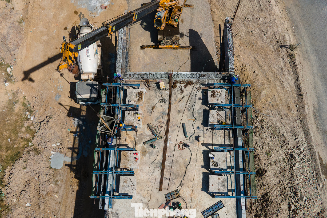 Hiện tại, toàn tuyến cao tốc này đang thiếu khoảng 0,9 triệu m3 đất đắp nền để thi công đường dẫn các cầu vượt dân sinh, đường gom...